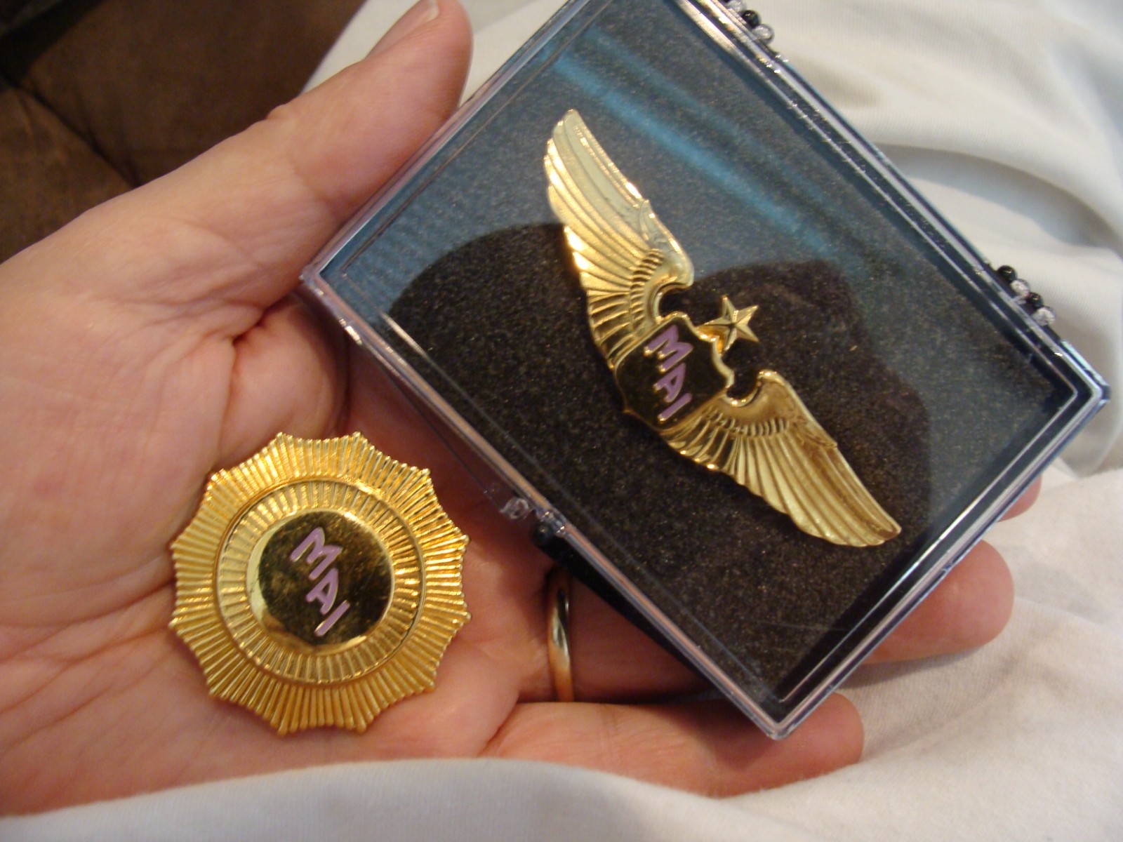 VINTAGE Miami Air International Pilot Wings & Hat Badge Pin 1st Issue gold metal VINTAGE Miami Air International Pilot Wings & Hat Badge Pin 1st Issue gold metal