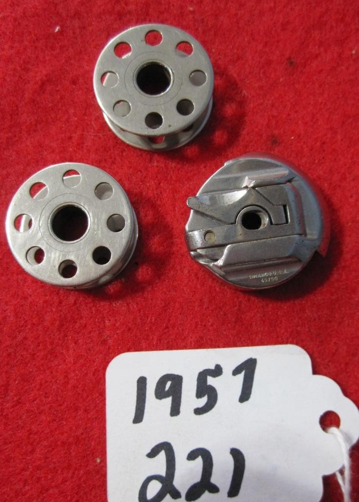 1957 VINTAGE SINGER SEWING MACHINE BOBBIN CASE   FITS 301 / 221 NO. 45750