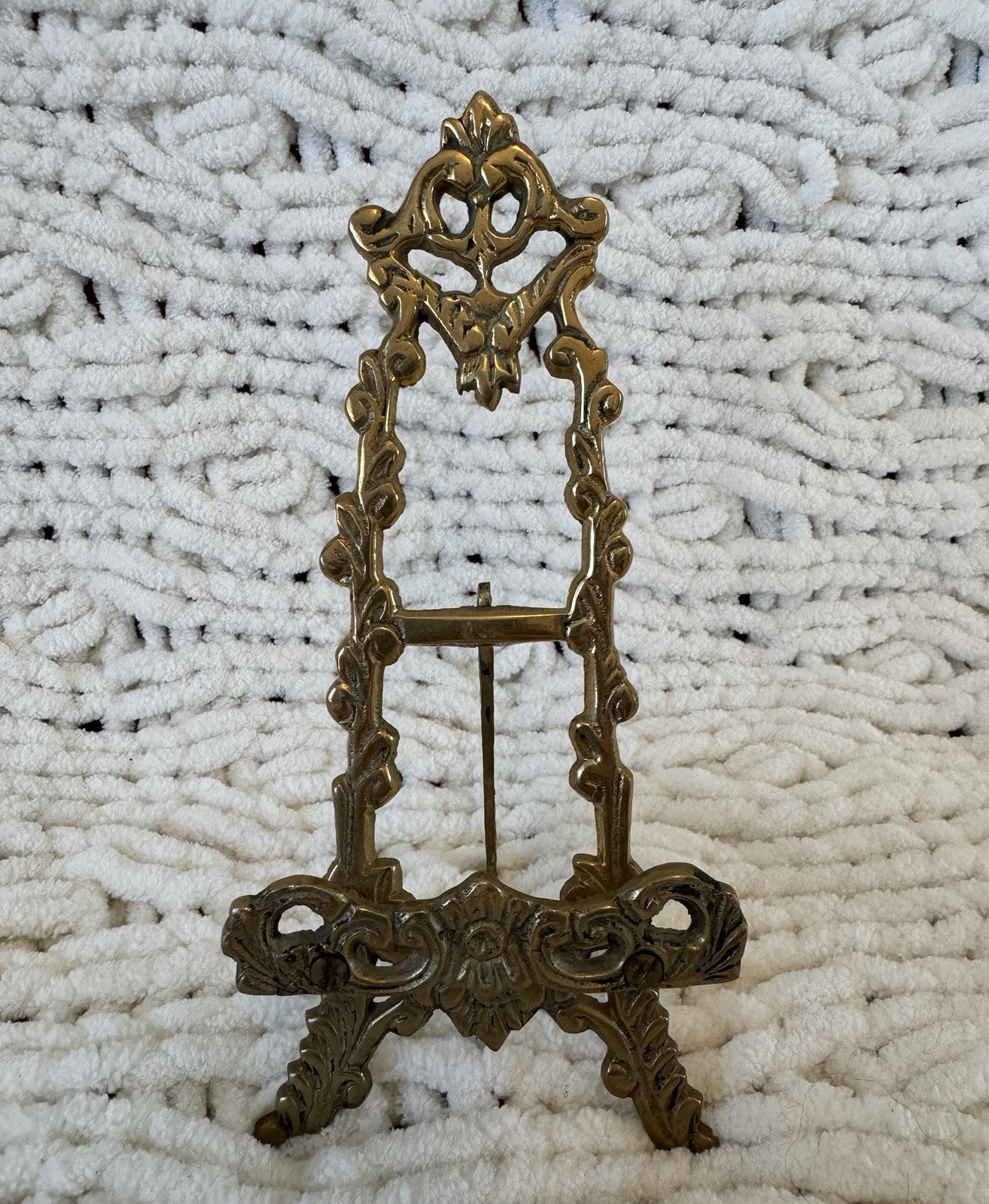 Vtg Victorian Style Ornate Brass Easel Stand 7”X 3” Photo Stand Vtg Victorian Style Ornate Brass Easel Stand 7”X 3” Photo Stand