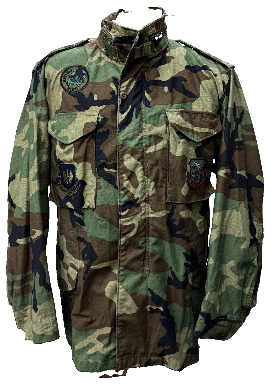 VINTAGE MILITARY US AIR FORCE M-65  WOODLAND CAMO FIELD JACKET w/ PATCHES MED R