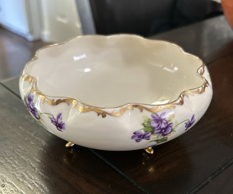 LENEIGE Vintage Porcelain Round Scalloped 4 Footed Bowl With Violets 6\