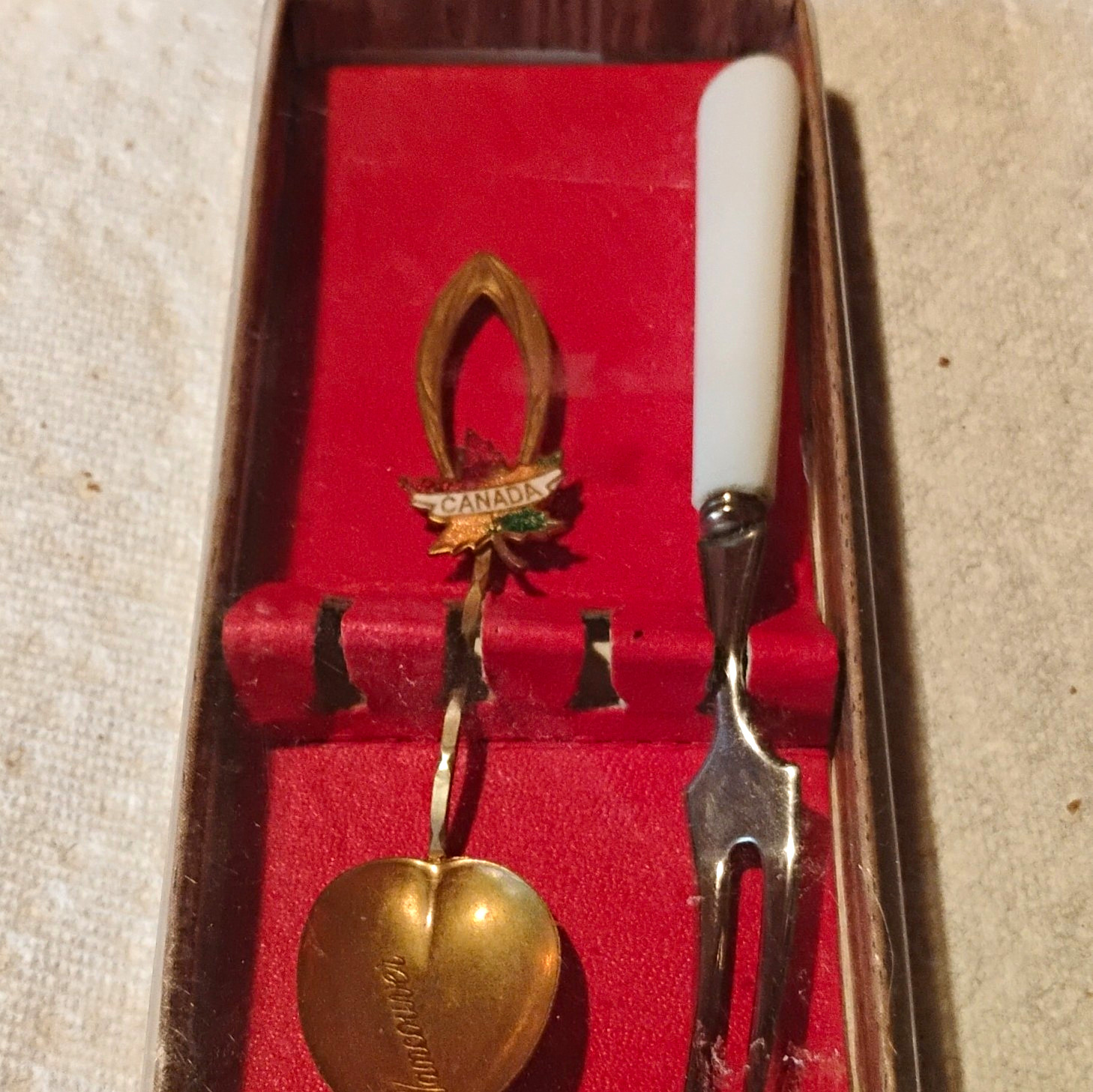 Vintage Canada Engraved Souvenir Spoon & Fork 2pc Set White Handle Red Case Vintage Canada Engraved Souvenir Spoon & Fork 2pc Set White Handle Red Case