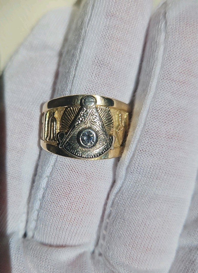 Masonic 10k Gold Diamond Ring Size 11.( 8gr) Masonic 10k Gold Diamond Ring Size 11.( 8gr)
