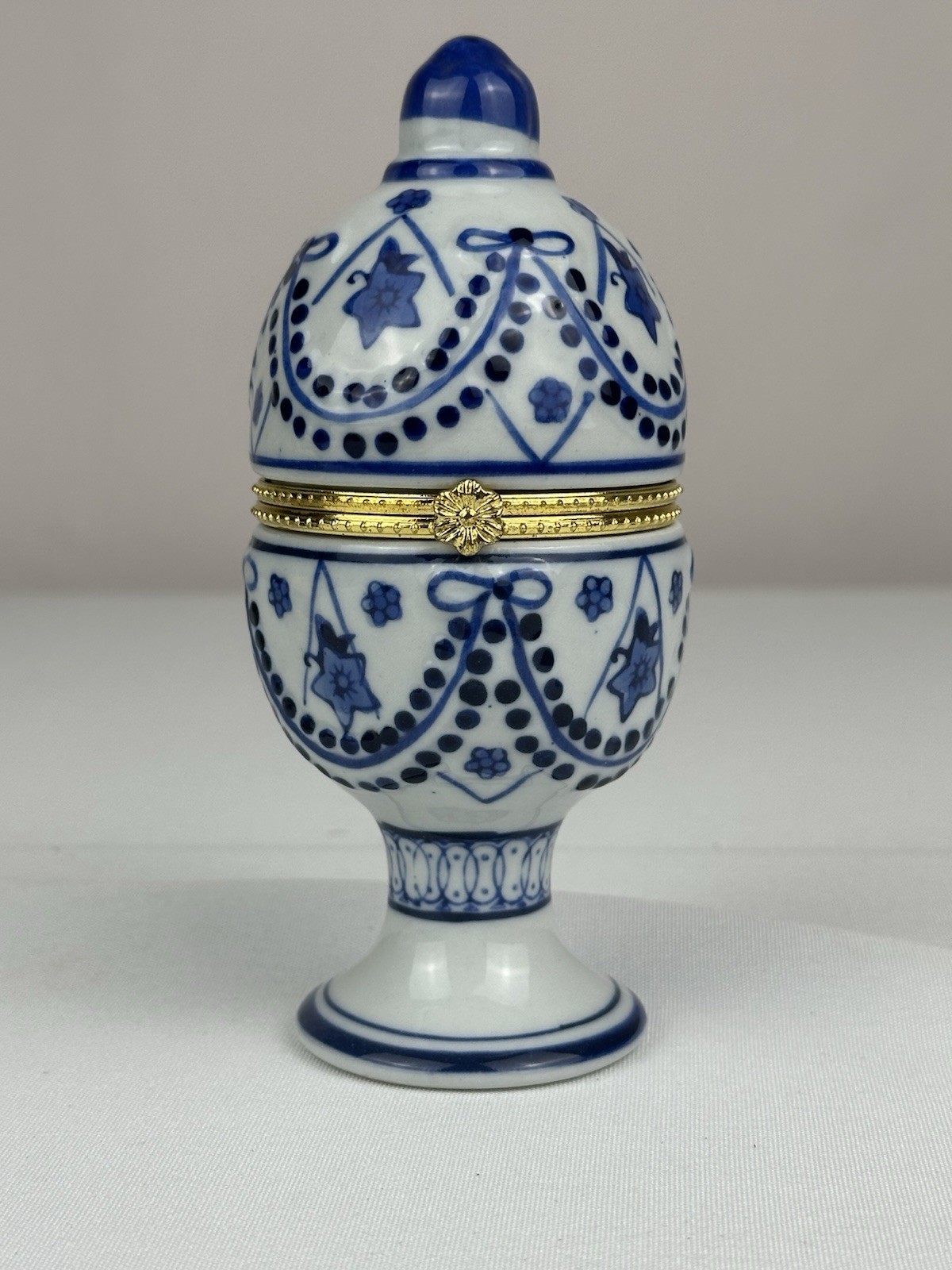 Vtg Bombay Cobalt Blue and White Hinged Egg Trinket Box w/ Gold Trim Vtg Bombay Cobalt Blue and White Hinged Egg Trinket Box w/ Gold Trim