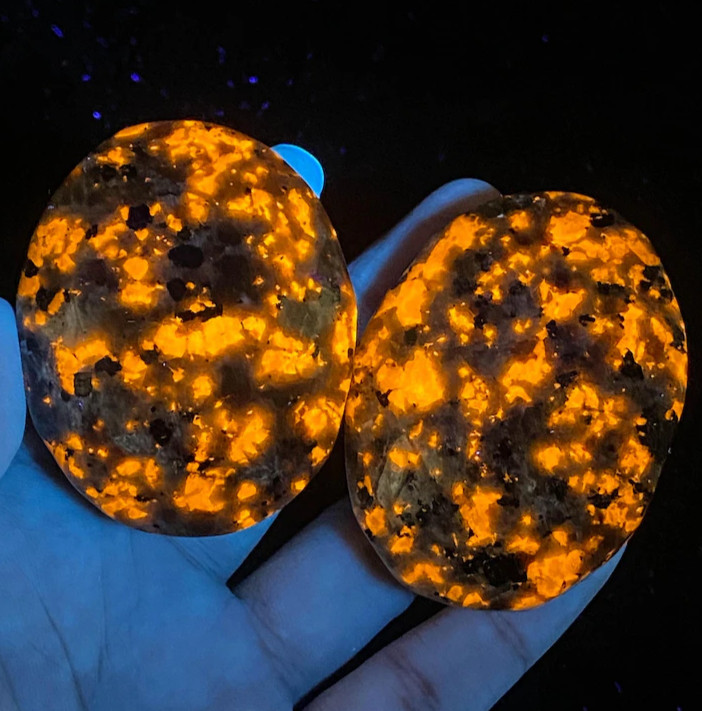 2PCS Yooperlite Palmstone | UV Reactive Glowing Crystal, Mineral Specimens 2PCS Yooperlite Palmstone | UV Reactive Glowing Crystal, Mineral Specimens