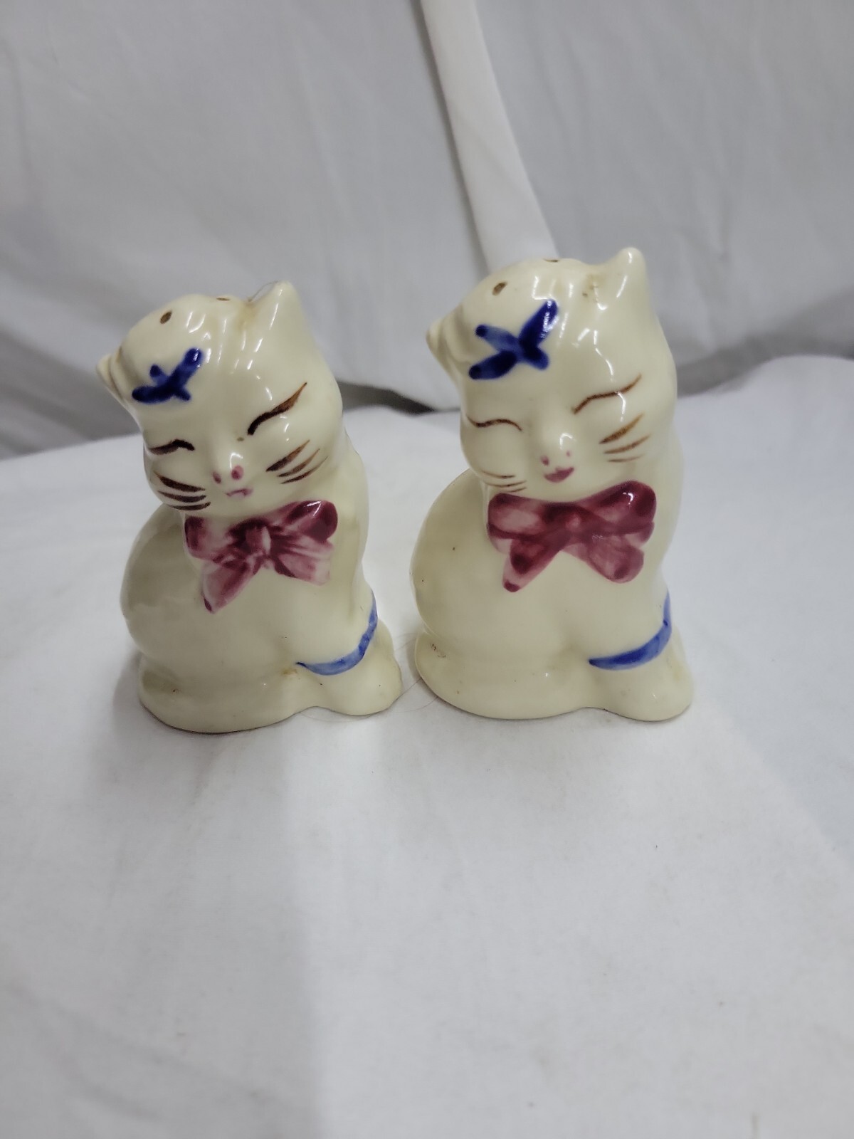 Vtg Shawnee Pottery PUSS N BOOTS Salt & Pepper Shakers NO CORKS Cats Red Bows