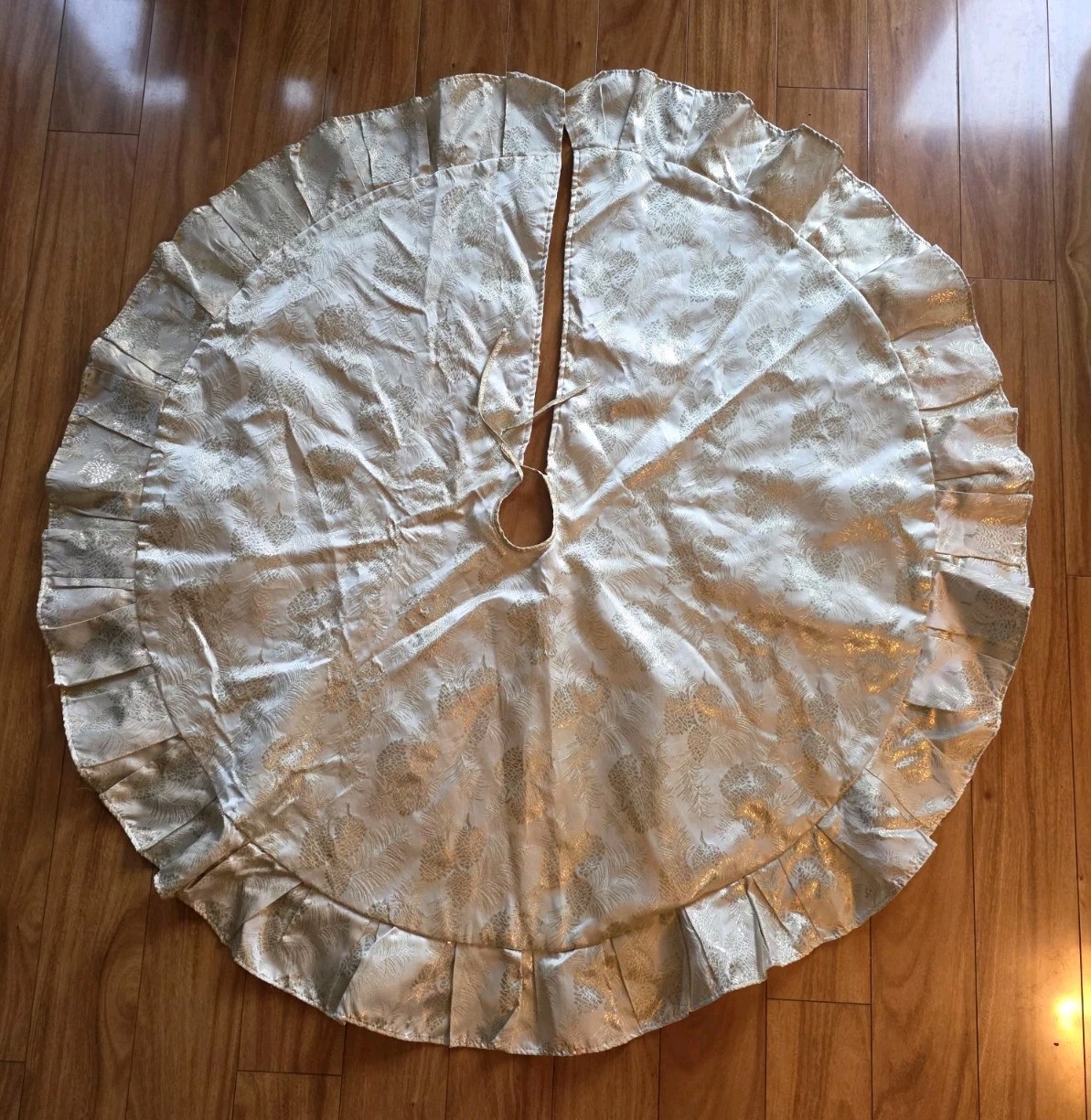 Vtg 2002 Martha Stewart Everyday Christmas Tree Skirt Gold Ivory Pinecone 48\