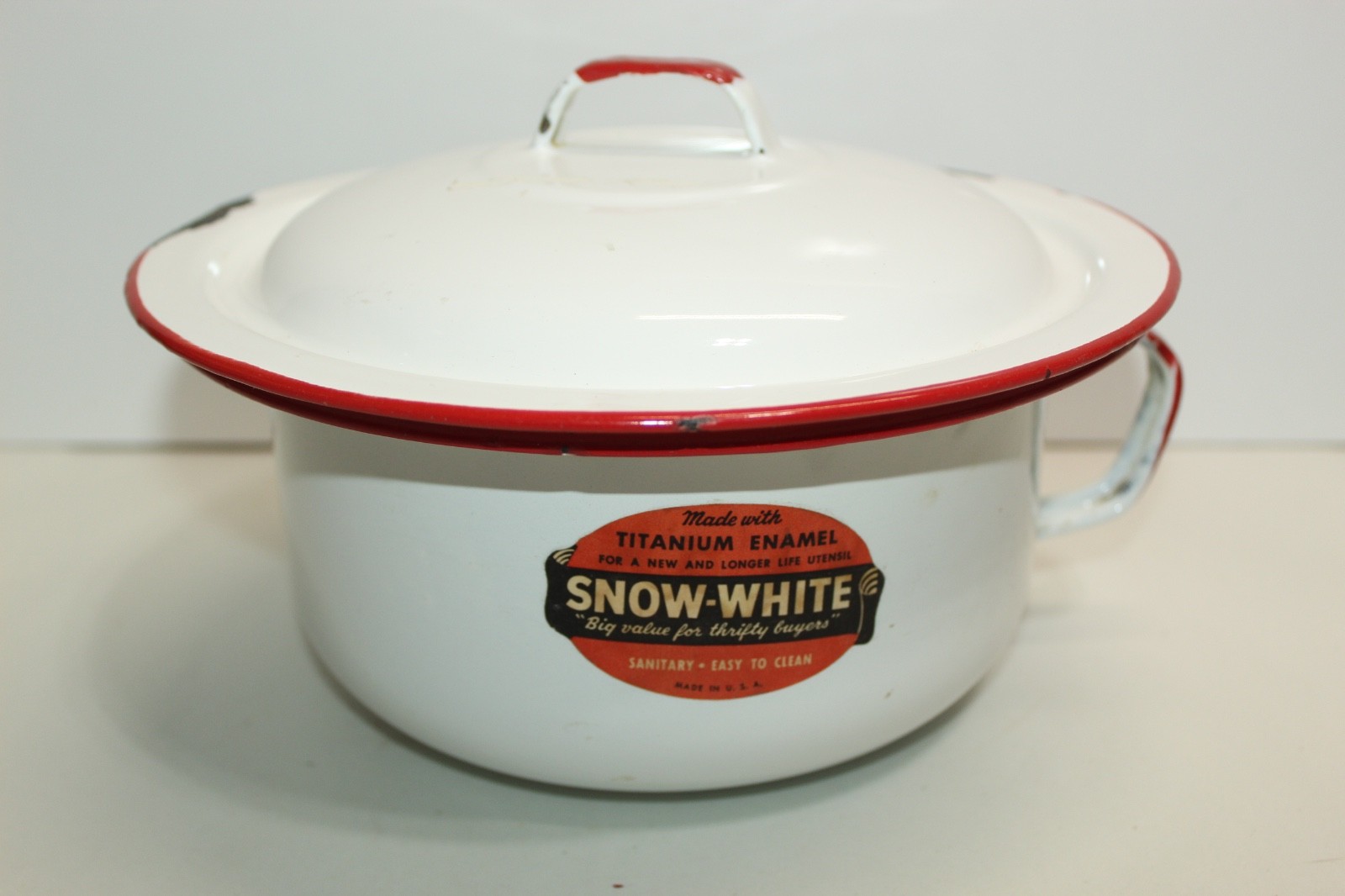 Vintage White & Red Snow-White Titanium Enamel Sauce Pan with Lid Vintage White & Red Snow-White Titanium Enamel Sauce Pan with Lid