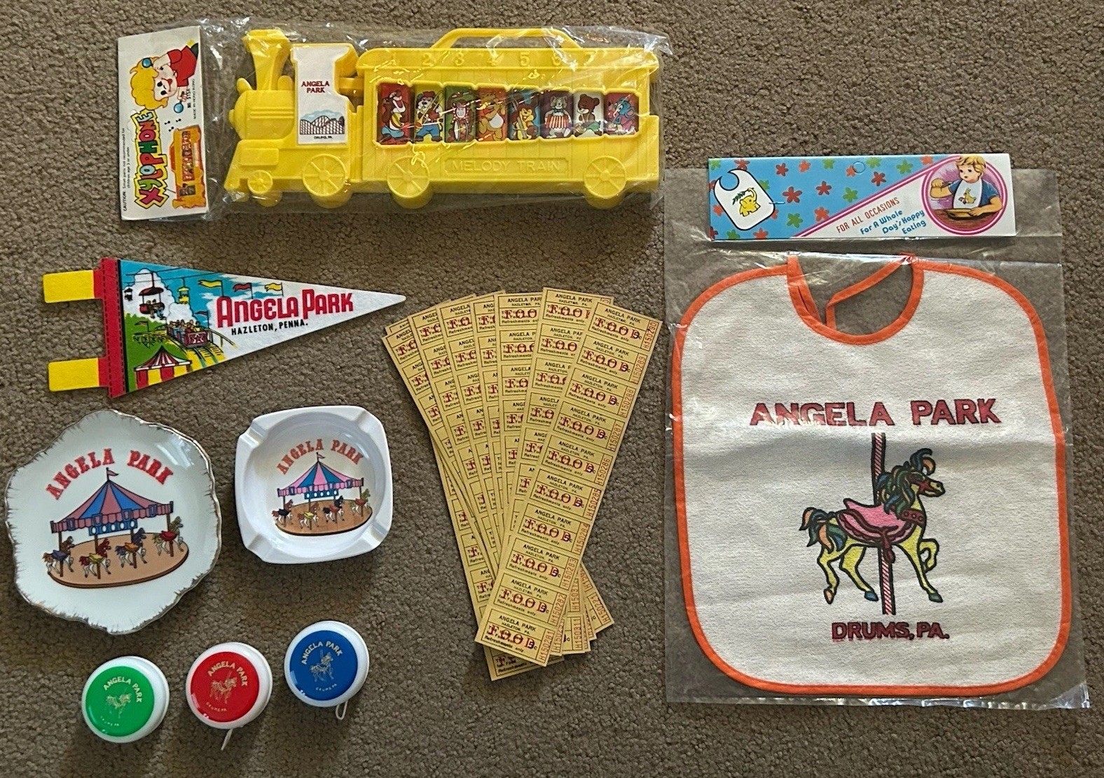 VINTAGE ANGELA PARK DRUMS PA AMUSEMENT PARK SOUVENIR MEMORABILIA LOT YO-YOS, BIB VINTAGE ANGELA PARK DRUMS PA AMUSEMENT PARK SOUVENIR MEMORABILIA LOT YO-YOS, BIB