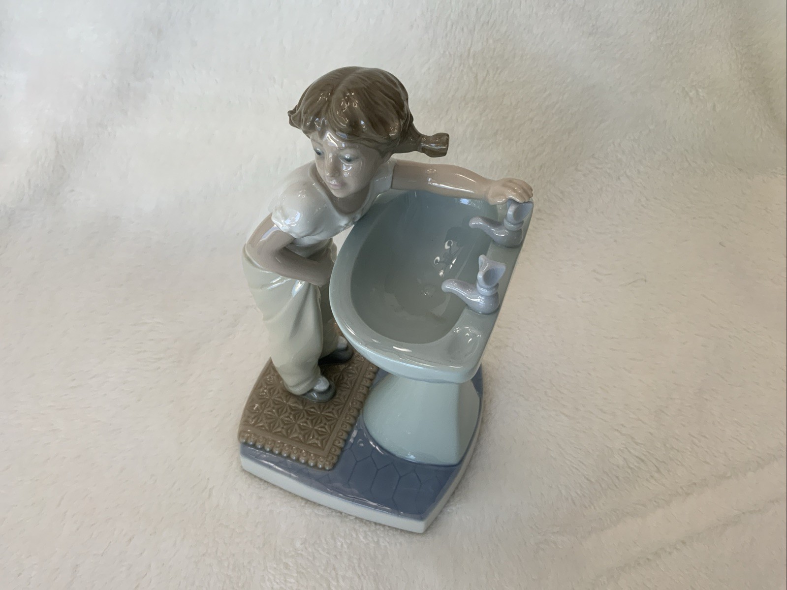 LLADRO Art Sculpture “Clean up Time” #4838 Porcelain Spain Figurine