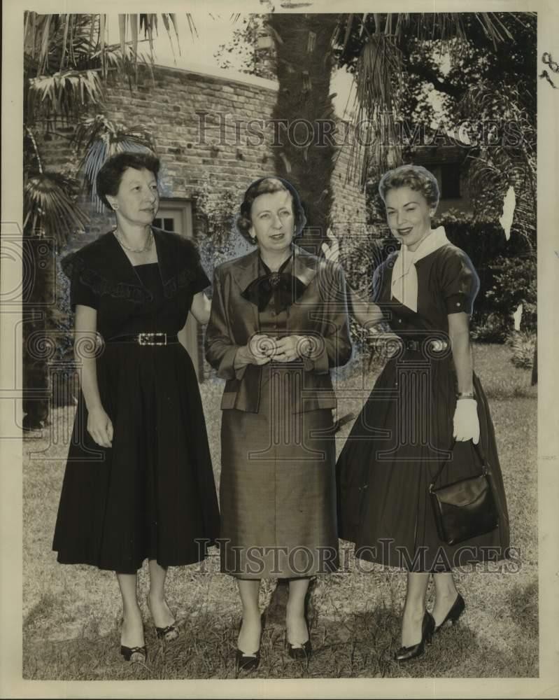 Press Photo Three women of Women\'s committee - noc46841