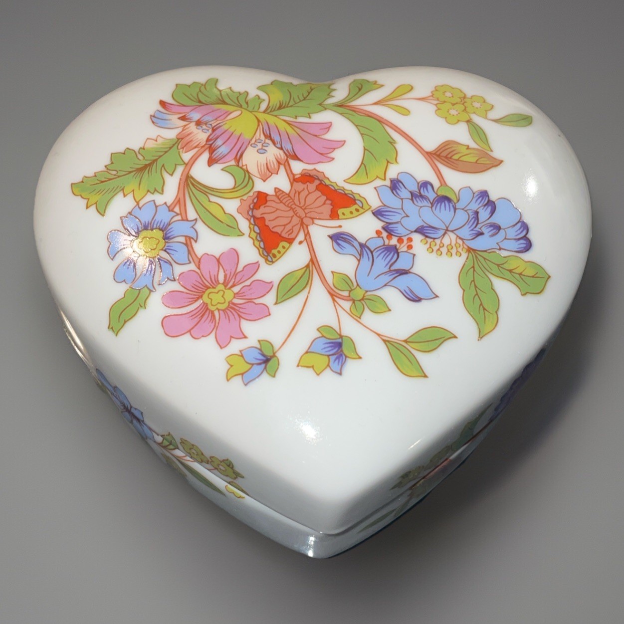 Vintage Korean Porcelain Heart-Shaped Butterfly Trinket Box 4 Vintage Korean Porcelain Heart-Shaped Butterfly Trinket Box 4