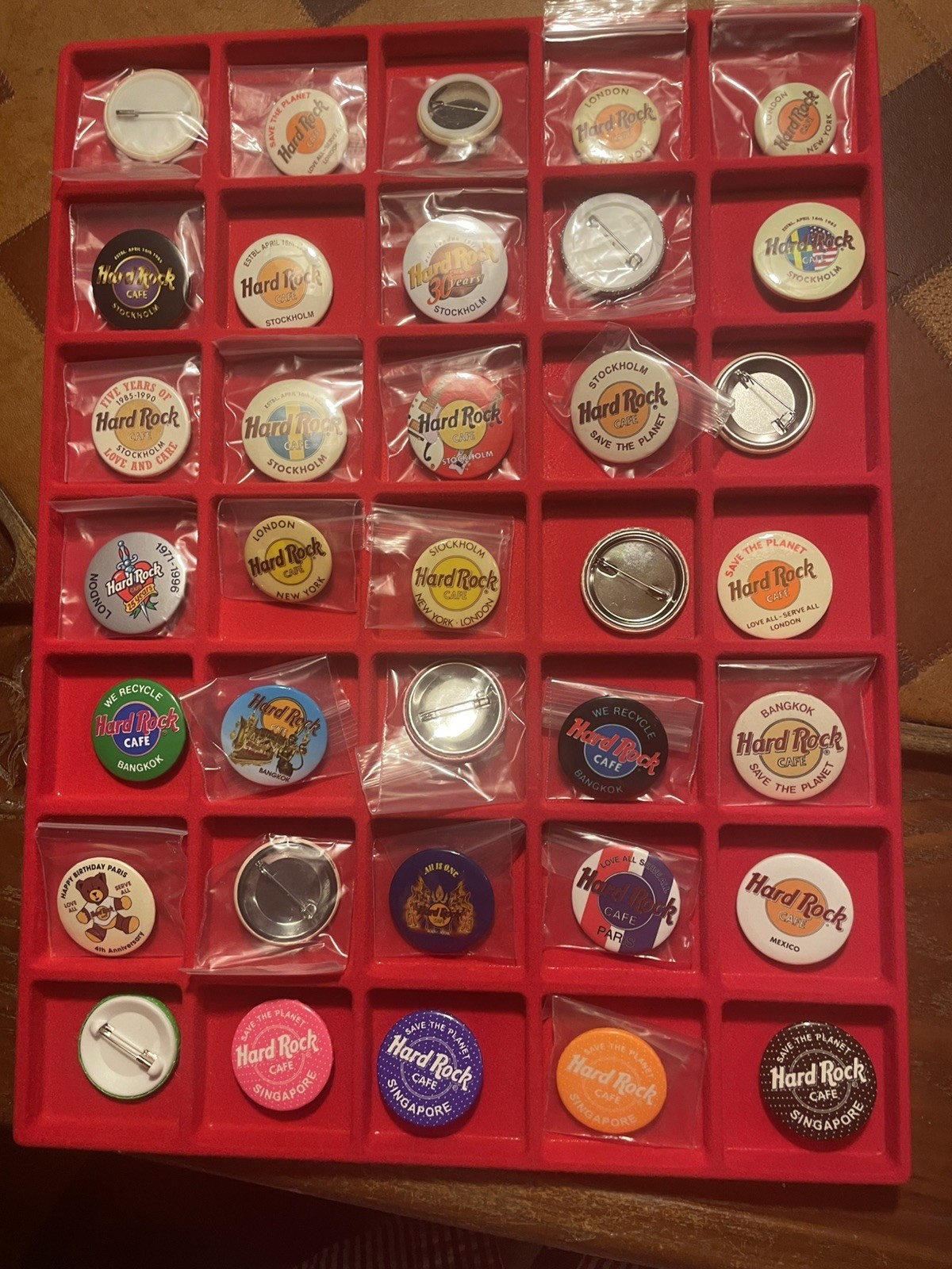 Lot 35 Hard Rock WORLDWIDE PINBUTTONS Stockholm Singapore, Paris Bangkok London Lot 35 Hard Rock WORLDWIDE PINBUTTONS Stockholm Singapore, Paris Bangkok London