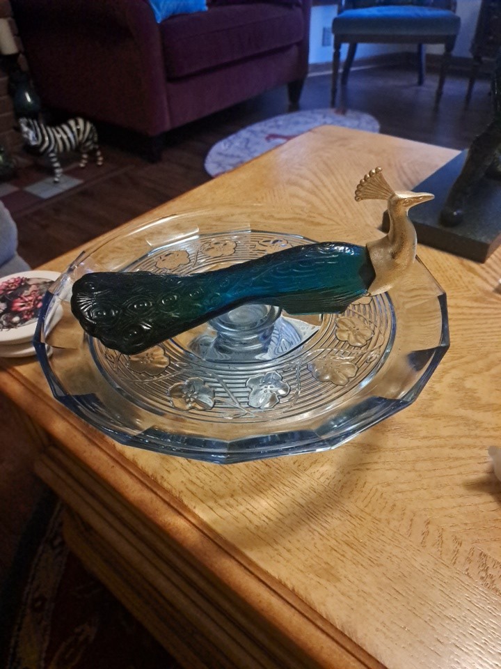 V intage Peacock Turquoise Blue Glass Avon Parfume Bottle Gold Head 1970\'s V intage Peacock Turquoise Blue Glass Avon Parfume Bottle Gold Head 1970\'s