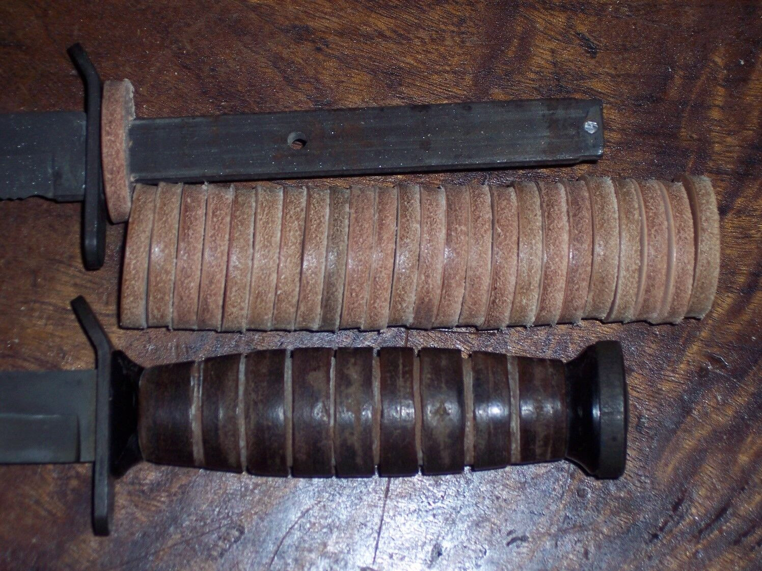 WW2 CAMILLUS M3 KNIFE / BAYONET HANDLE LEATHER SPACERS WW2 CAMILLUS M3 KNIFE / BAYONET HANDLE LEATHER SPACERS