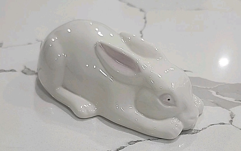 Rabbit figurine Belleek 0425 8th blue 1993-1996 5 1/2\