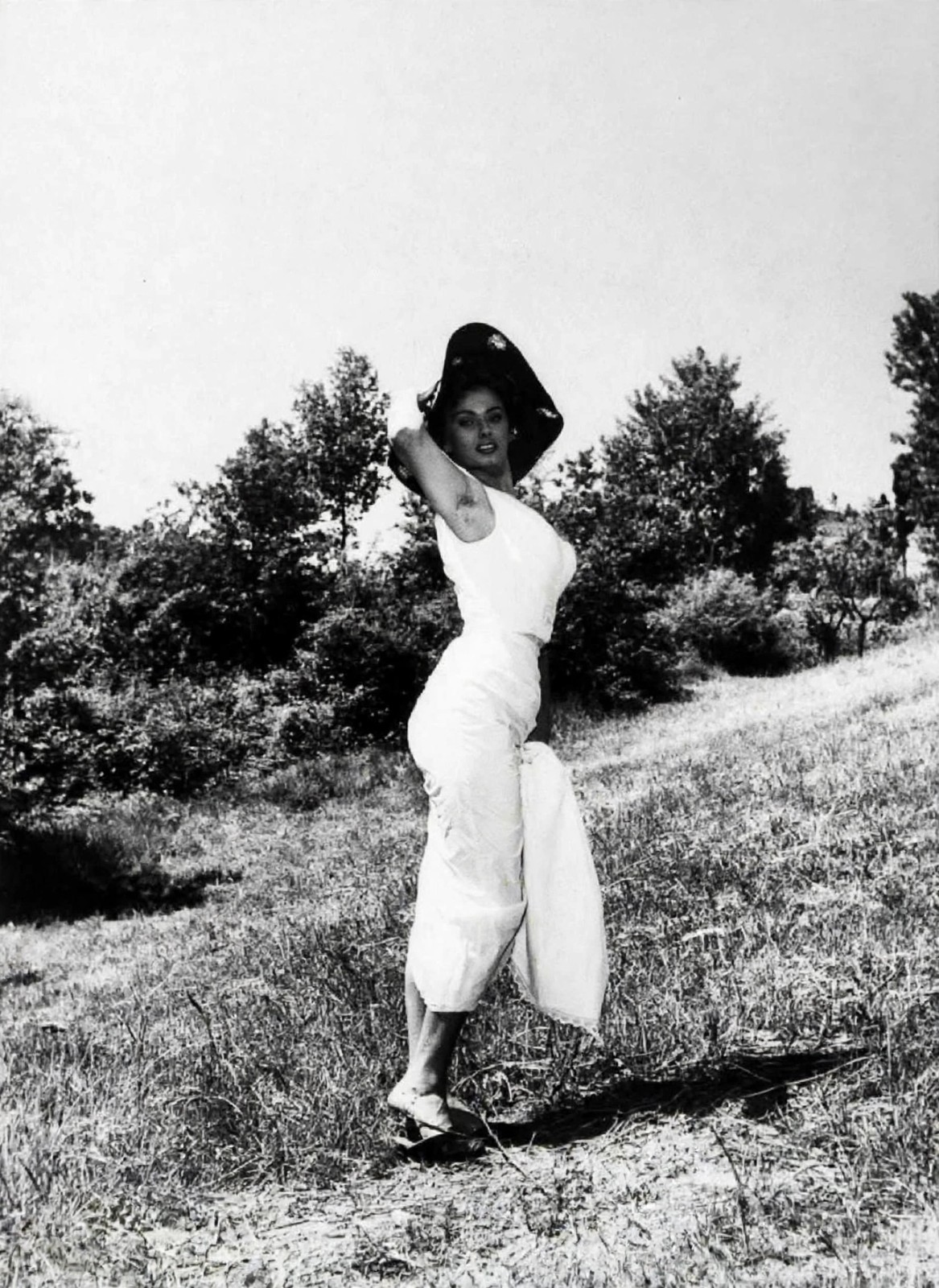 Photo Sophia Loren Circa 1954 Lawn Hat Straw Hand Head Black and White
