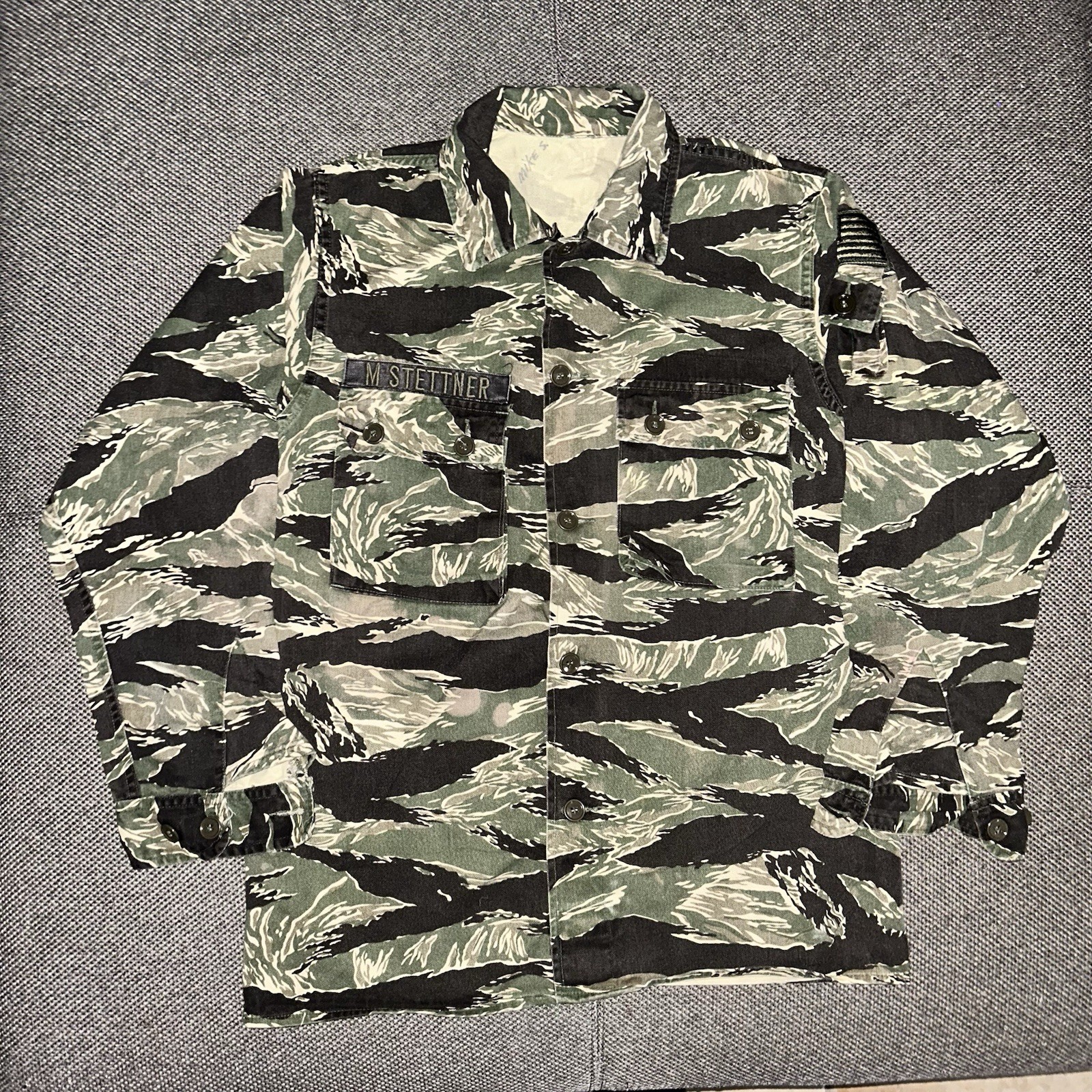 Vintage US Army Tiger Stripe Camo Military Fatigue Shirt Combat Jacket Small VTG