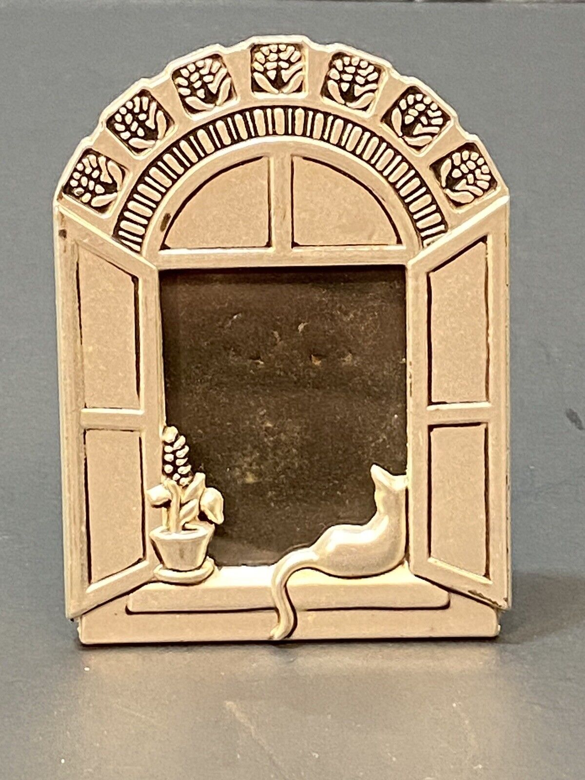 Metal Detailed Miniature Kitty Cat And Plant In Window Picture Frame Silver