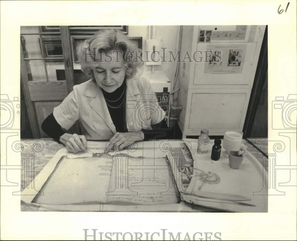 1979 Press Photo Art preservationist Phyllis Hudson works on antique documents 1979 Press Photo Art preservationist Phyllis Hudson works on antique documents