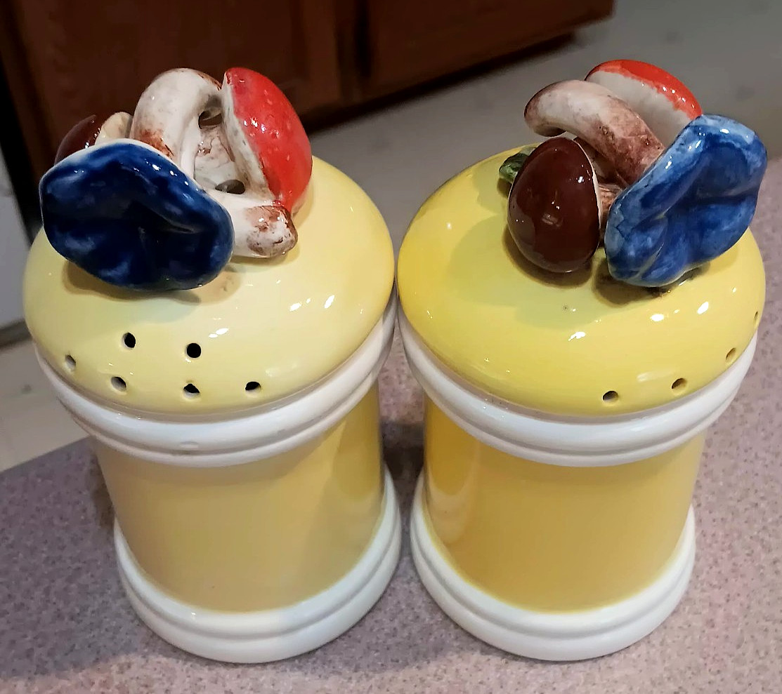 Vintage MUSHROOM Figural MCM Ceramic Salt & Pepper S&P Shakers tangled  Arnel??