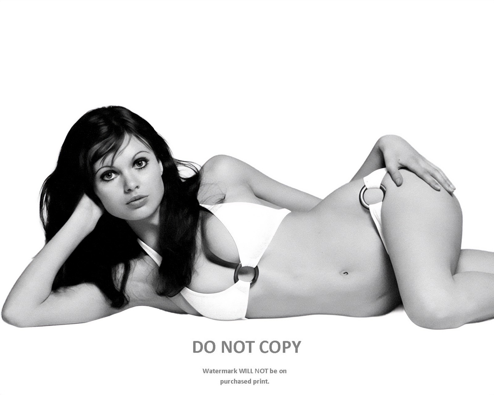 ACTRESS MADELINE SMITH PIN UP - 8X10 PUBLICITY PHOTO (SP-193)