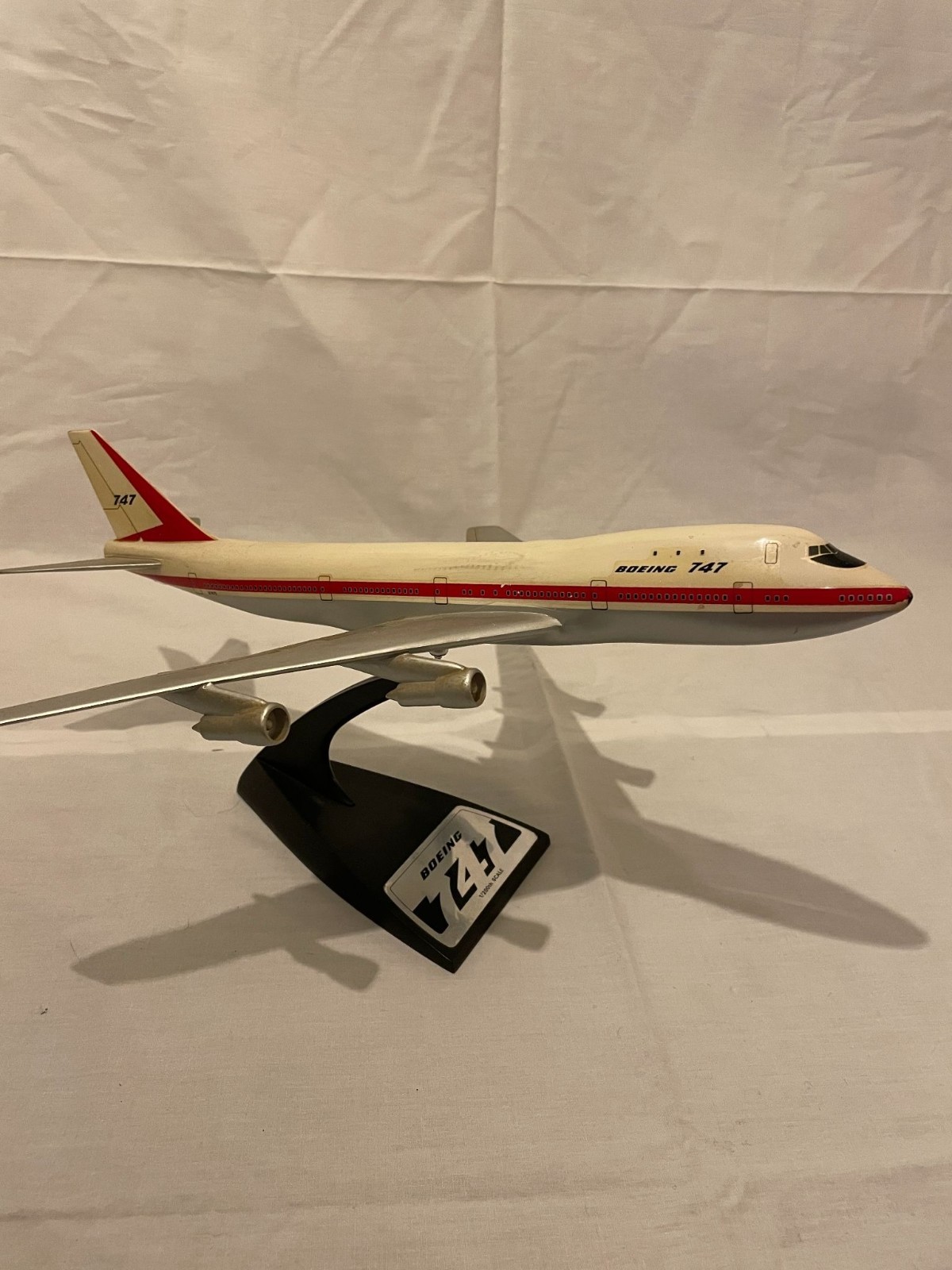 Vintage 1/200 Scale Boeing 747-100 \ Vintage 1/200 Scale Boeing 747-100 \