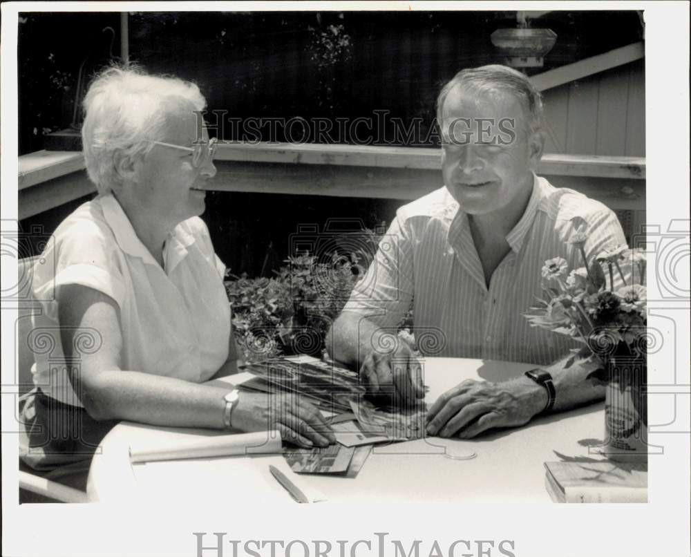 1984 Press Photo Ginny and Tom Huggins after trip to Brazil - lra76082 1984 Press Photo Ginny and Tom Huggins after trip to Brazil - lra76082