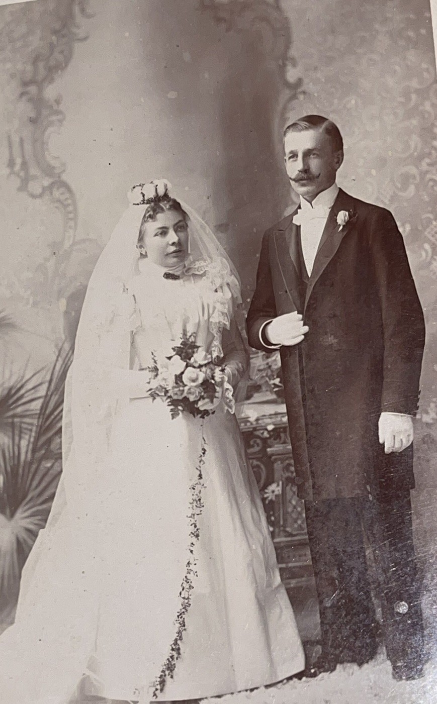 Nice Antique 1800S Victorian Cabinet Card Photograph Couple Bride & Groom #1 Nice Antique 1800S Victorian Cabinet Card Photograph Couple Bride & Groom #1