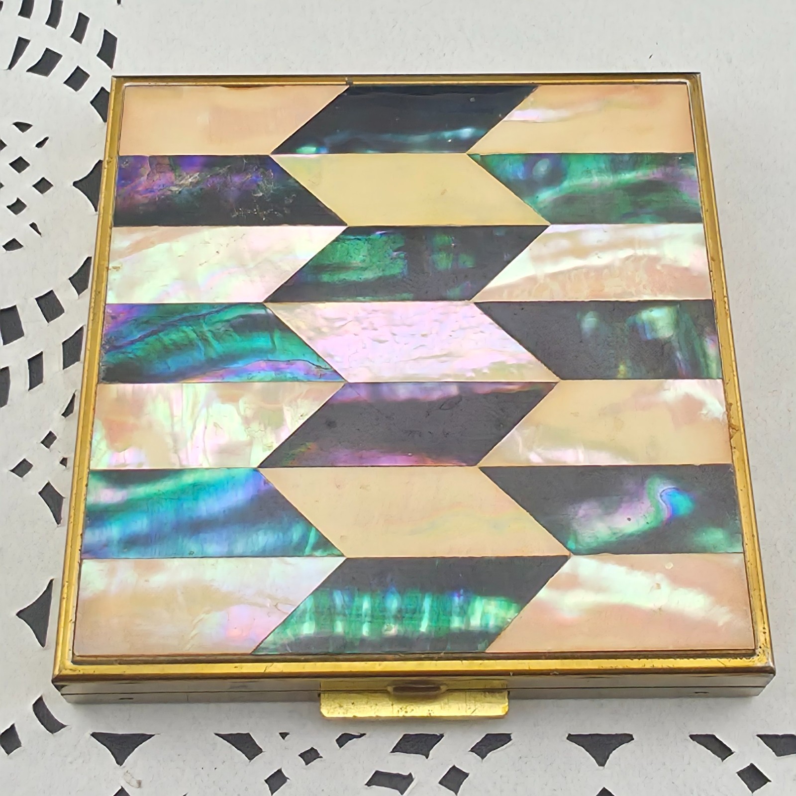 50s Zell Fifth Avenue White Mother of Pearl Black Abalone Inlay Powder Compact