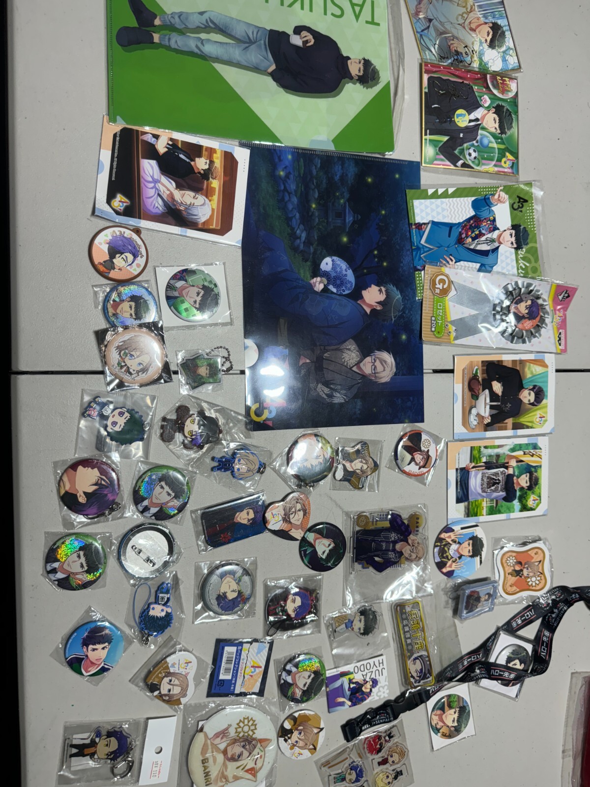 A3 (Act Addict Actors) lot of 53 different pictures, pins, plaques, charms A3 (Act Addict Actors) lot of 53 different pictures, pins, plaques, charms