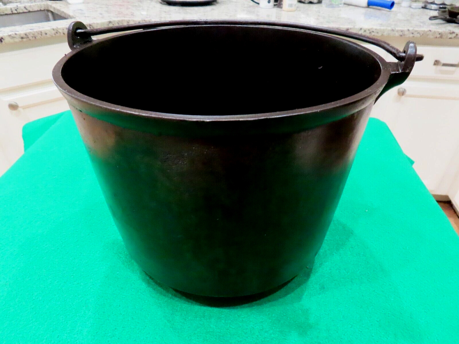 RARE L 7 Cast Iron 3 Legged Bean Pot Kettle, 10” Diameter GATE MARK CAULDRON POT