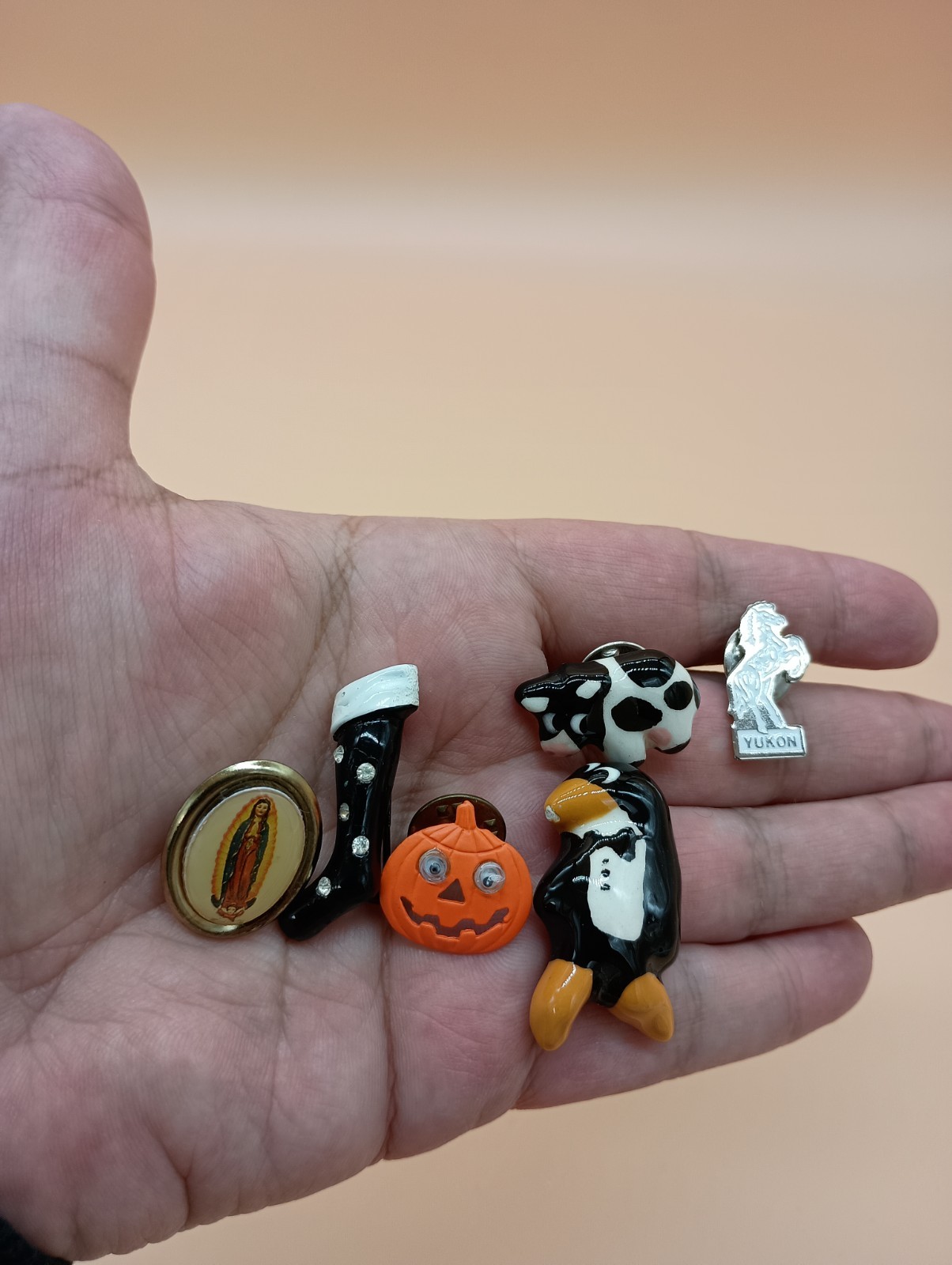 Mixed Lot 6 Vintage Novelty Pins Lapel Pins Animal Christmas Yukon Halloween Mixed Lot 6 Vintage Novelty Pins Lapel Pins Animal Christmas Yukon Halloween