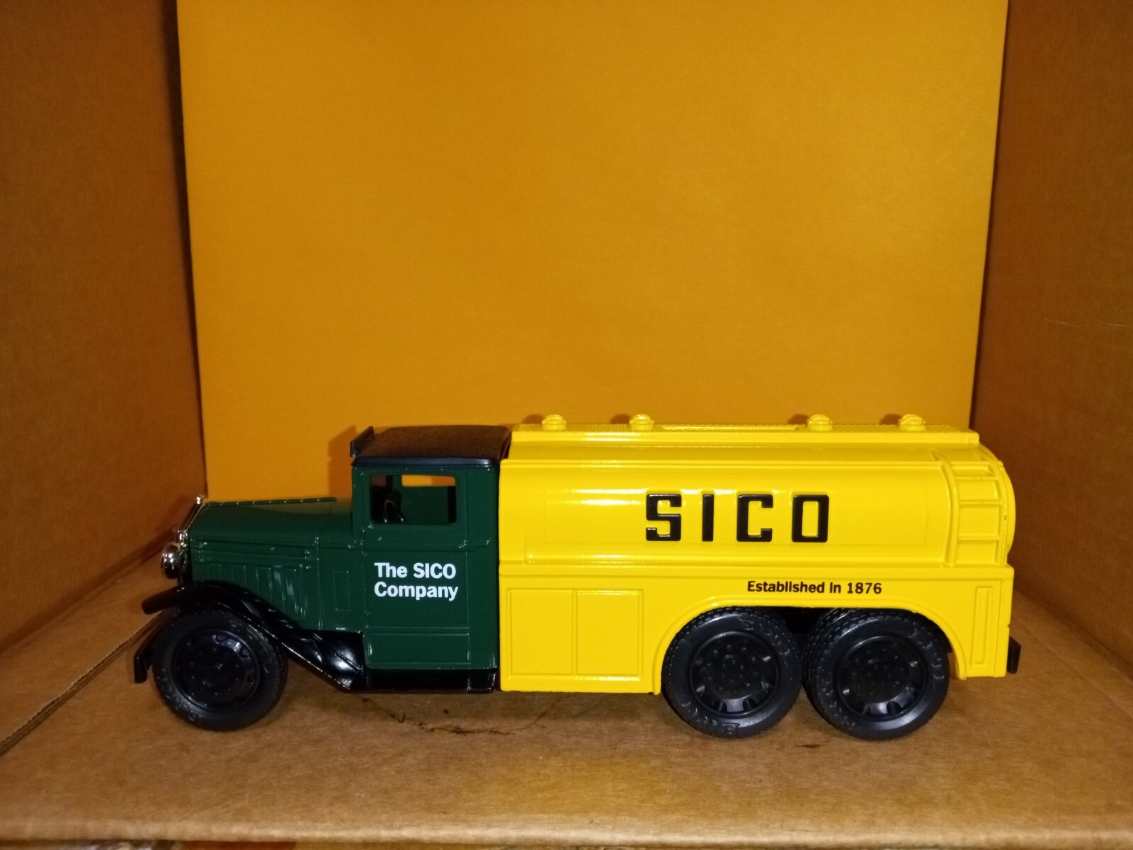 9624 ERTL 1930 DIAMOND T TANKER SICO  COIN BANK W/KEY DIE CAST METAL 2 1/2 TON