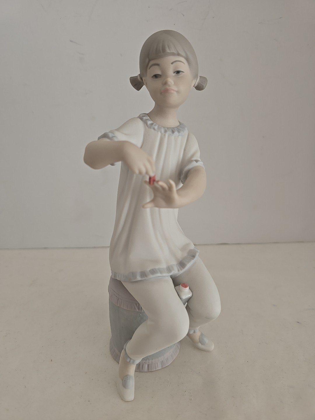 VINTAGE LLADRO YOUNG GIRL PAINTING HER NAILS WITH NAIL POLISH BISQUE 7.75