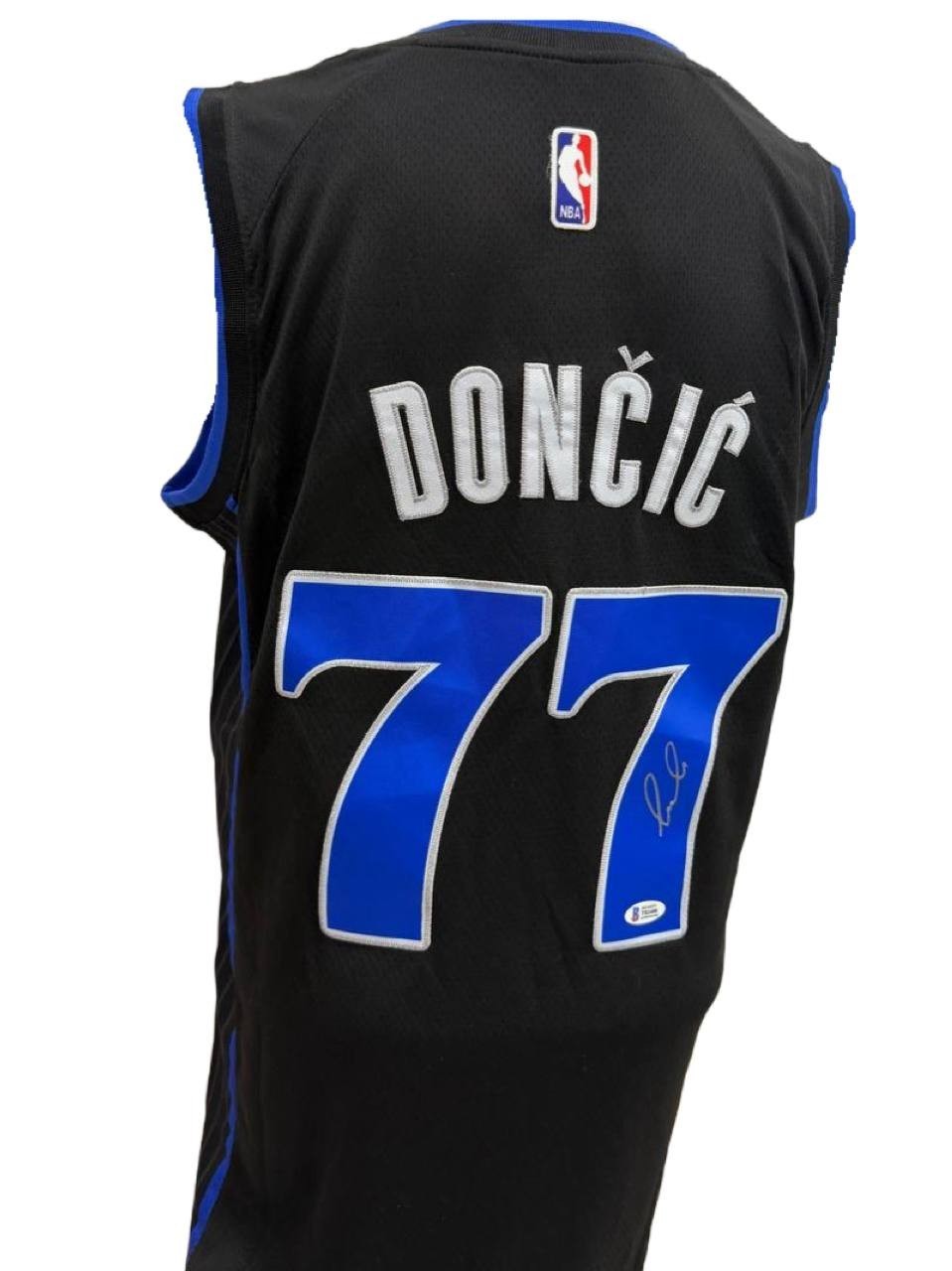 NBA Luka Dončić #77 Signed blue Jersey Mavericks Autograph Beckett COA