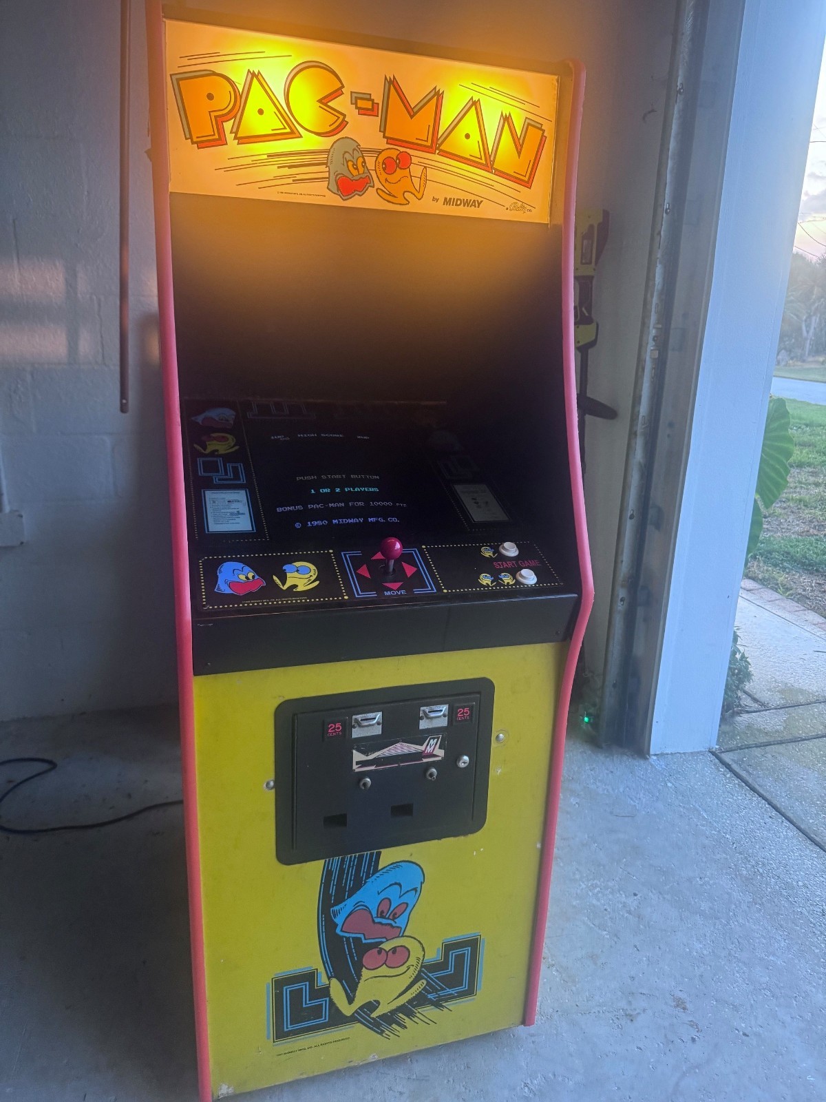 PAC-MAN ARCADE MACHINE by MIDWAY (Excellent Condition) Original Authentic Rare PAC-MAN ARCADE MACHINE by MIDWAY (Excellent Condition) Original Authentic Rare