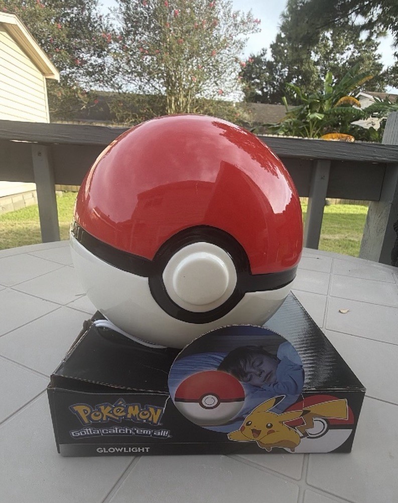 Pokémon Master Ball Poké Ball Glowlight Lamp Display Box with Pikachu Pokémon Master Ball Poké Ball Glowlight Lamp Display Box with Pikachu