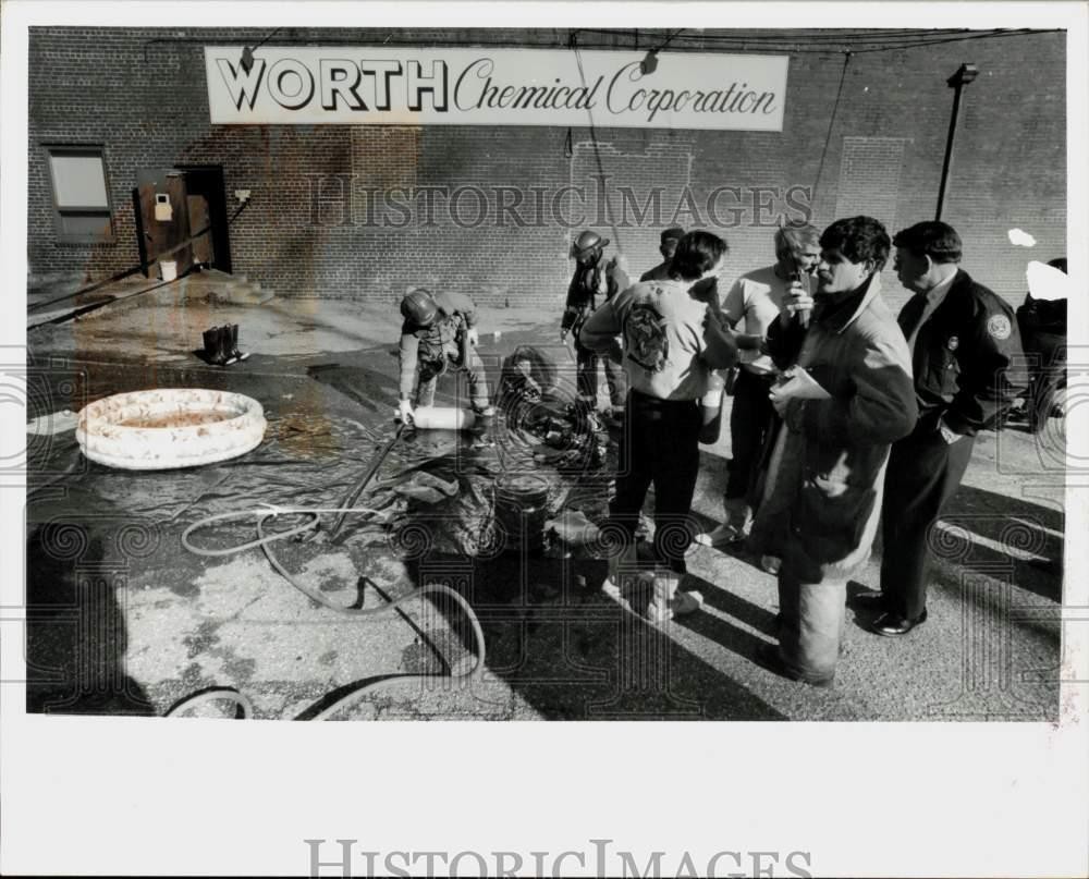 1990 Press Photo Firefighters & Haz Mat 13 crew wash of gear at Worth Chemical