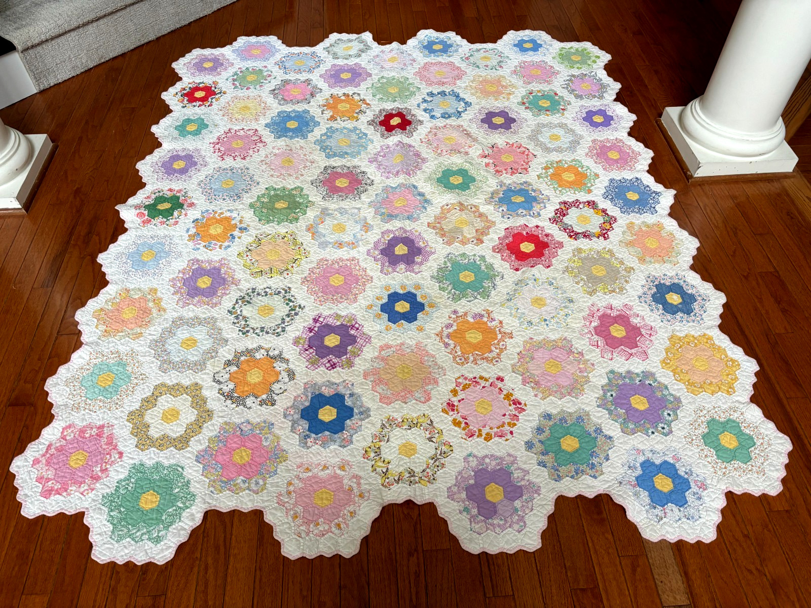 1930'S GRANDMOTHERS FLOWER GARDEN HEXAGON QUILT HAND STITCHED FEEDSACK CALICO