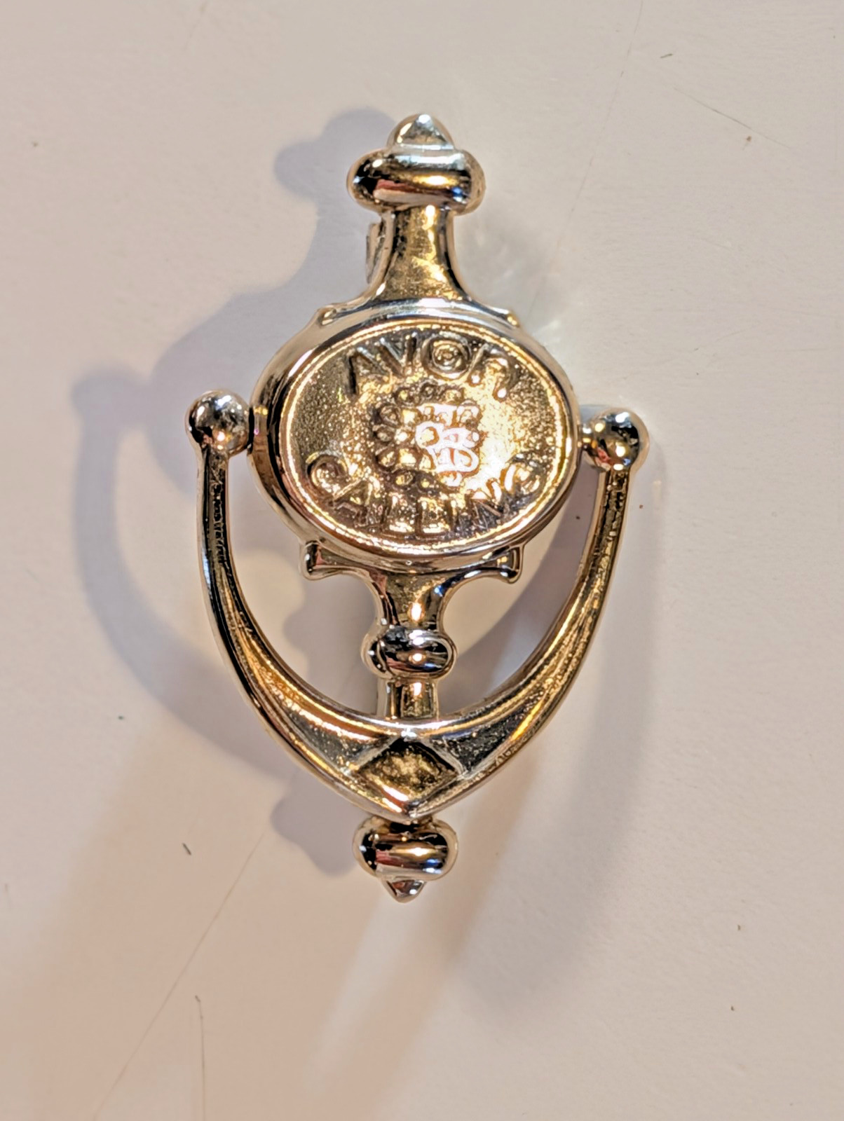 Vintage AVON CALLING Rep Adv. Door Knocker Movable Brooch Lapel Pin Gold-Tone