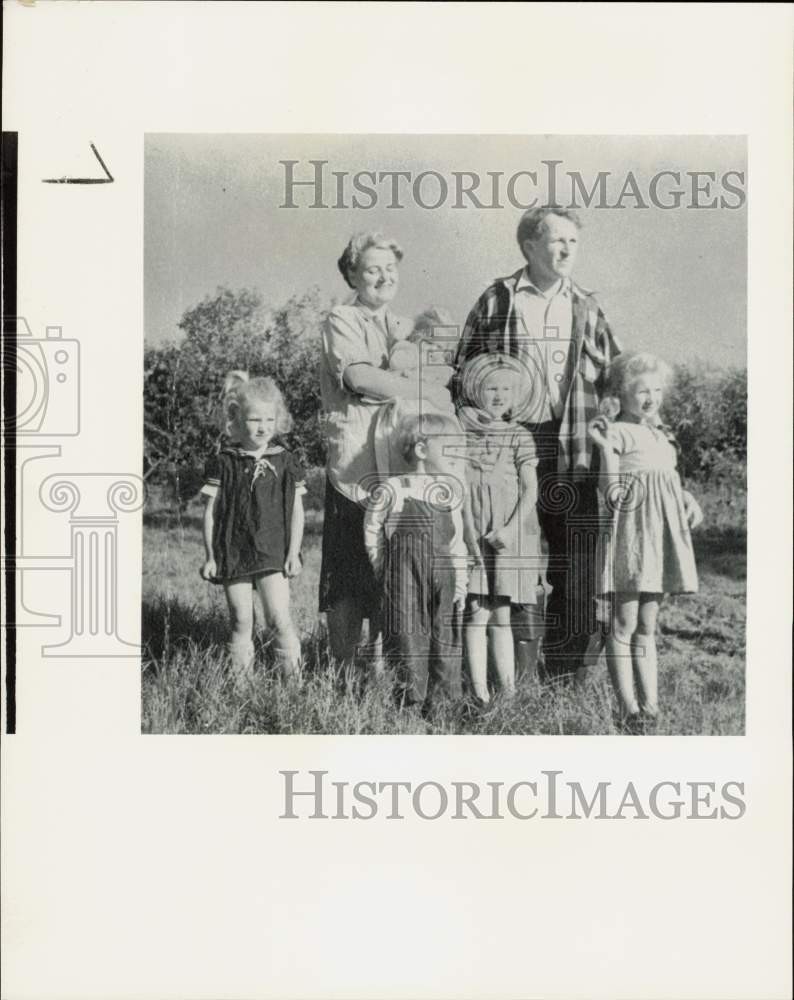 1949 Press Photo Kilcher family poses for portrait - lrb32971