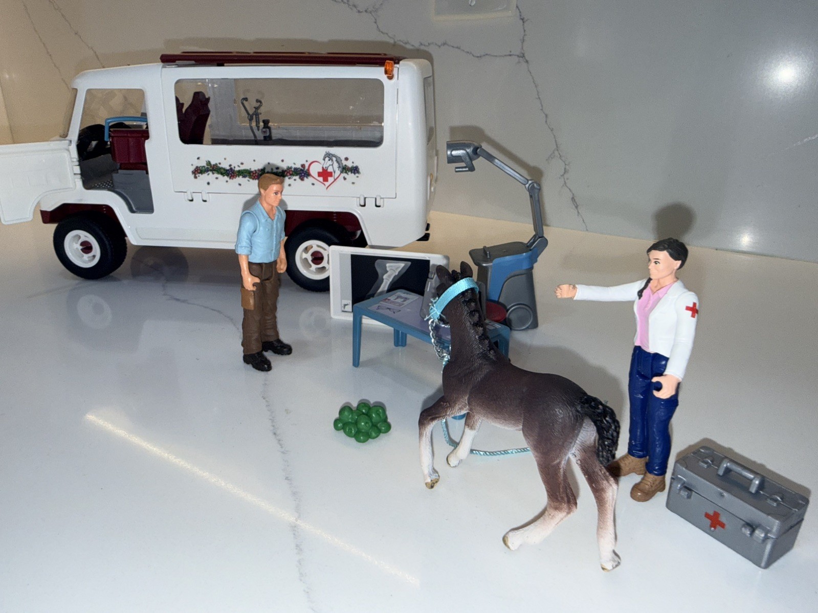 Comes With FREE Surprises Schleich Horse Club Mobile Vet Clinic Play Set