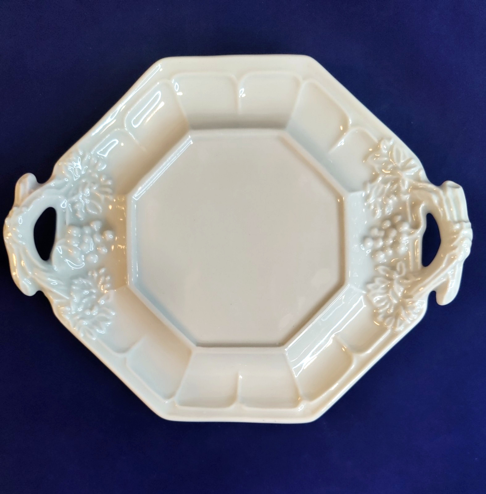 Red Cliff Ironstone Grape Pattern Gravy Underplate Platter Octagonal White 7\