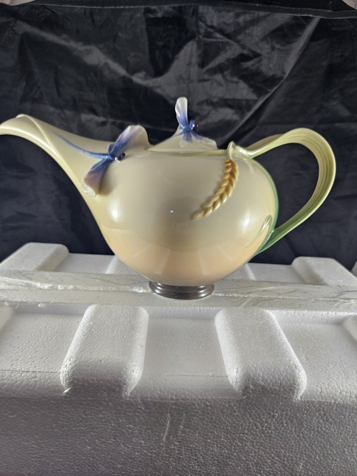 FRANZ Dragonfly Hand Painted & Signed Porcelain Teapot NEW IN BOX FRANZ Dragonfly Hand Painted & Signed Porcelain Teapot NEW IN BOX