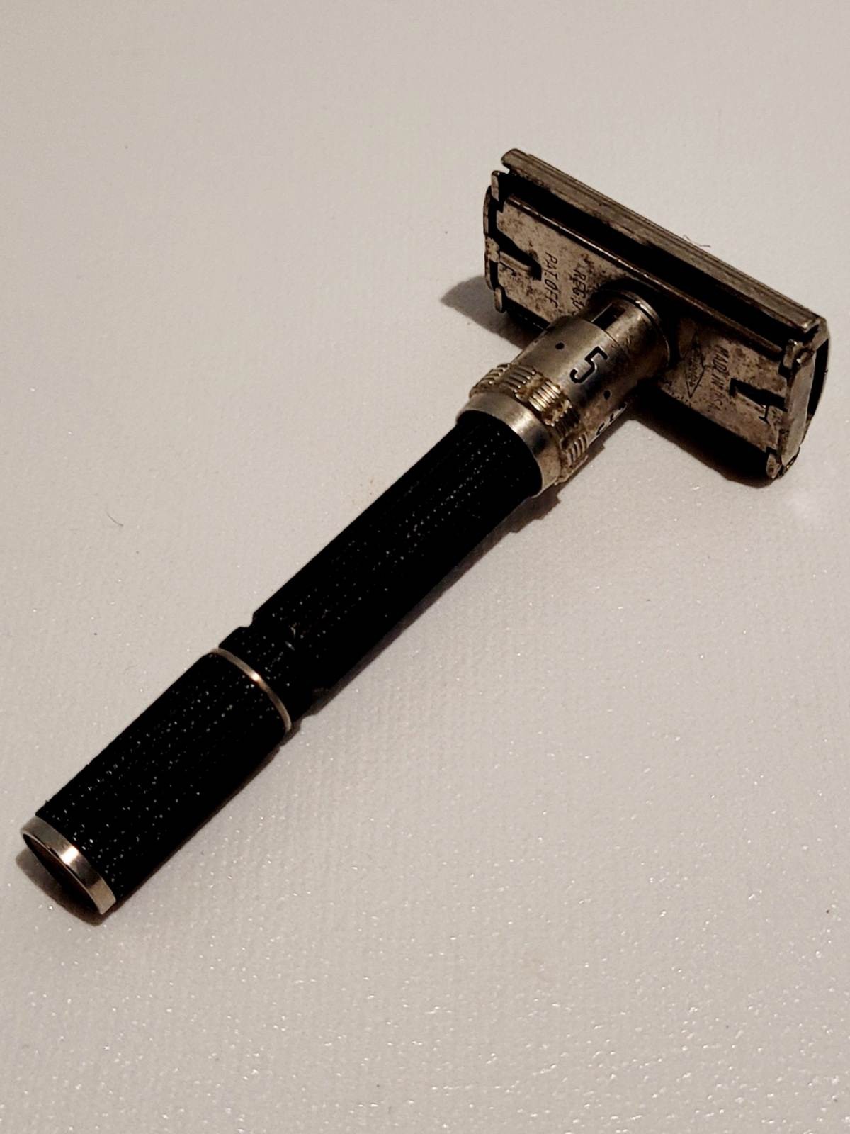 VTG 1970\'S GILLETTE BLACK -HANDLED ADJ  SAFETY RAZOR--3 3/4\
