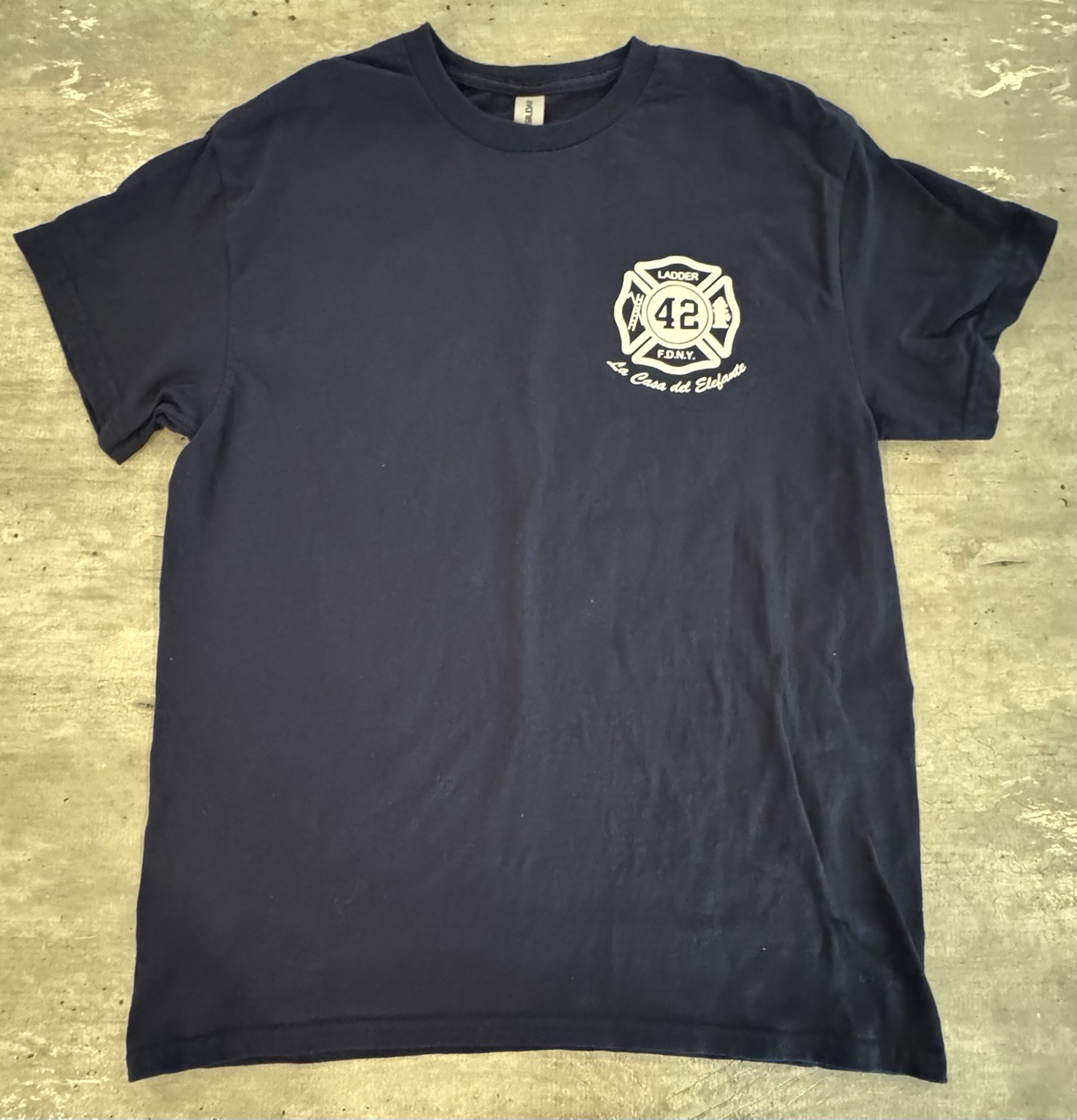 New FDNY Ladder 42 South Bronx Firefighter T-Shirt Navy Blue & Red NWOT, Men’s M