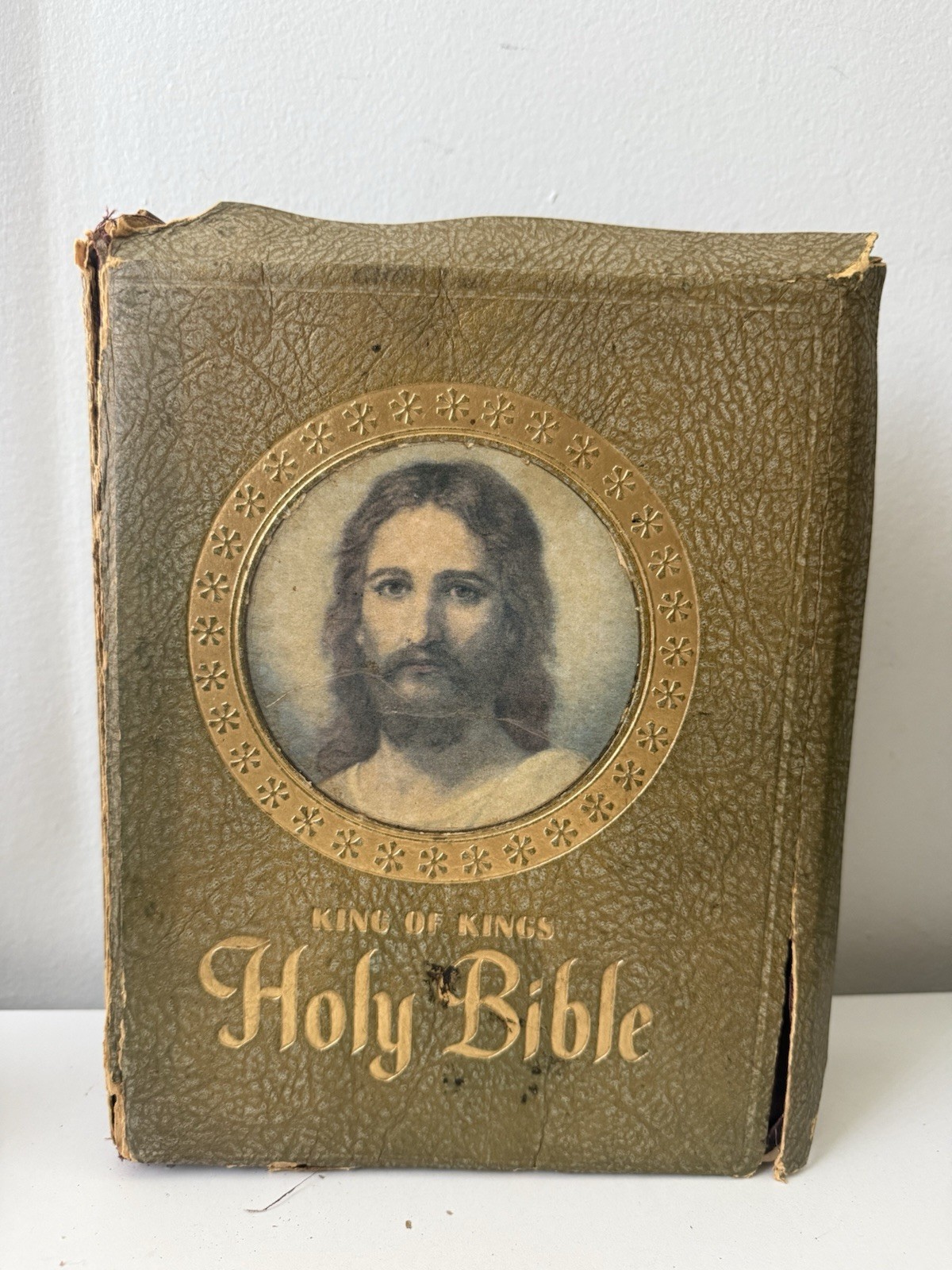 1959 King of Kings Holy Bible Clarified Edition, Gold Cover, Illustrated Vintage 1959 King of Kings Holy Bible Clarified Edition, Gold Cover, Illustrated Vintage