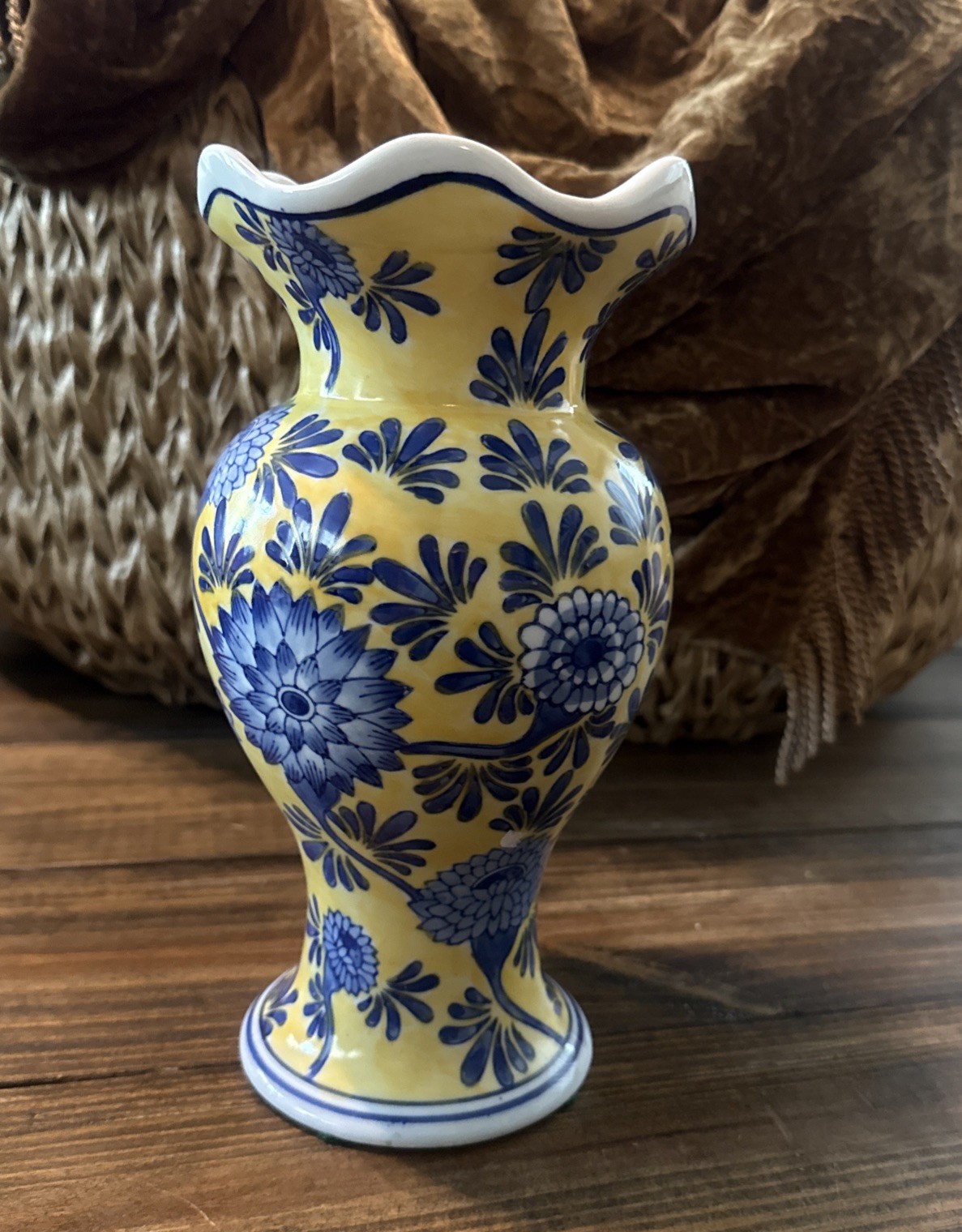 Vintage ruffled top procelain chinese vase 10” H (bt)