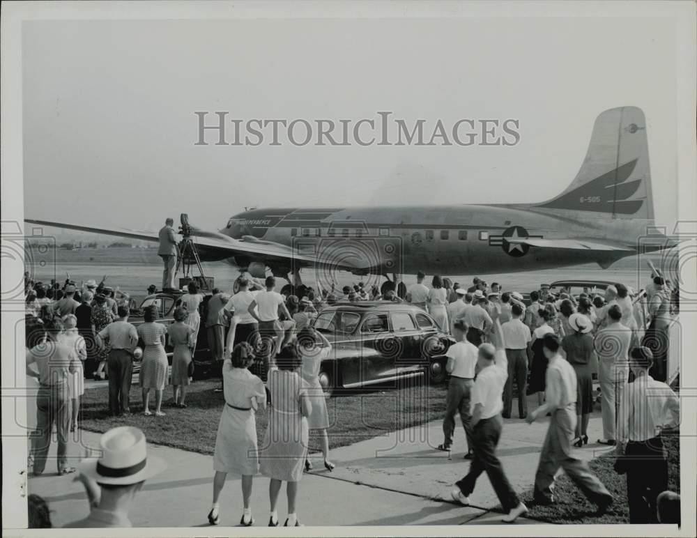 1947 Press Photo Crowds wave goodbye to the Independence plane in Washington, DC 1947 Press Photo Crowds wave goodbye to the Independence plane in Washington, DC